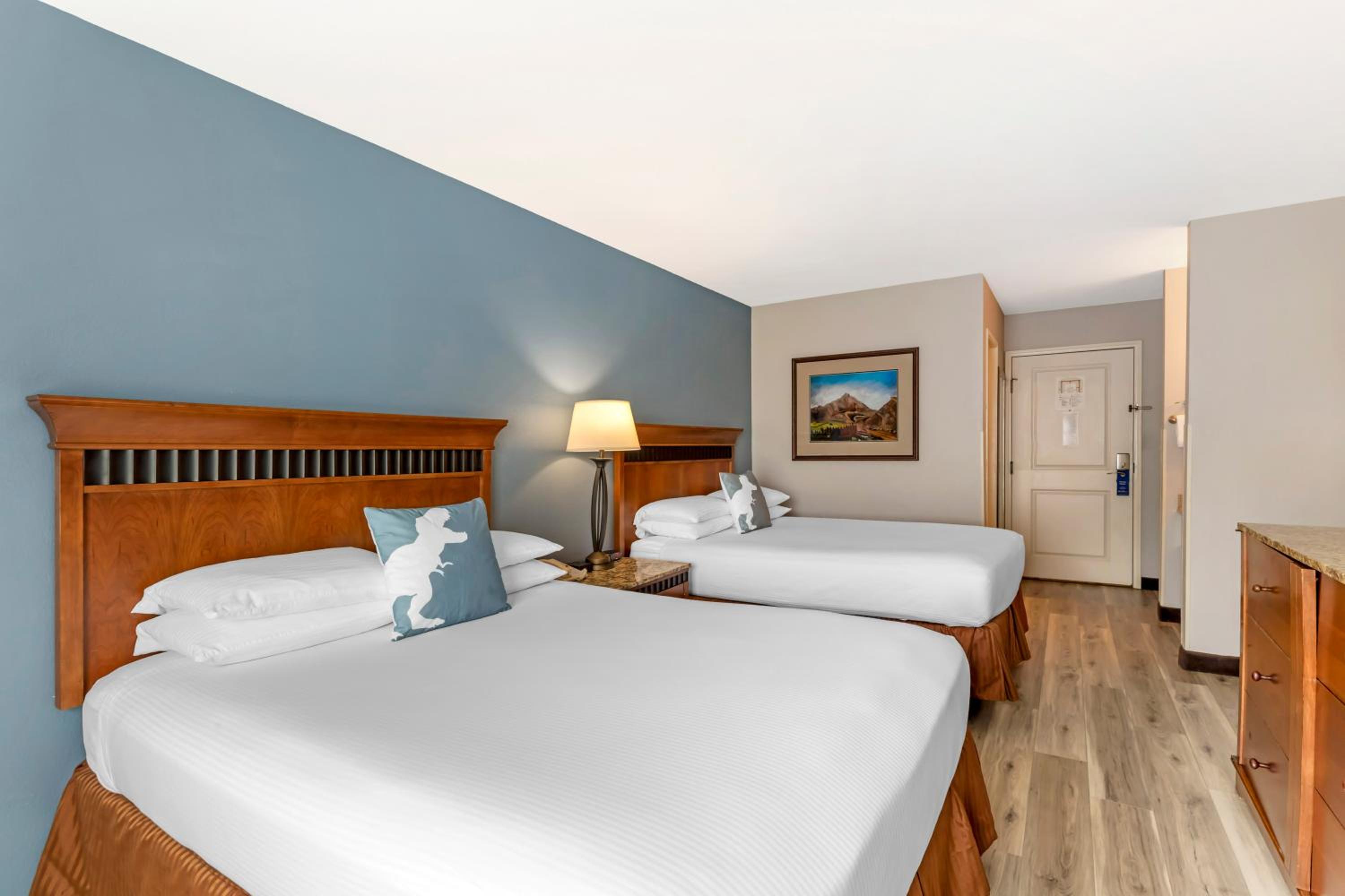 Queen Room with Two Queen Beds - Non-Smoking - Photo 11