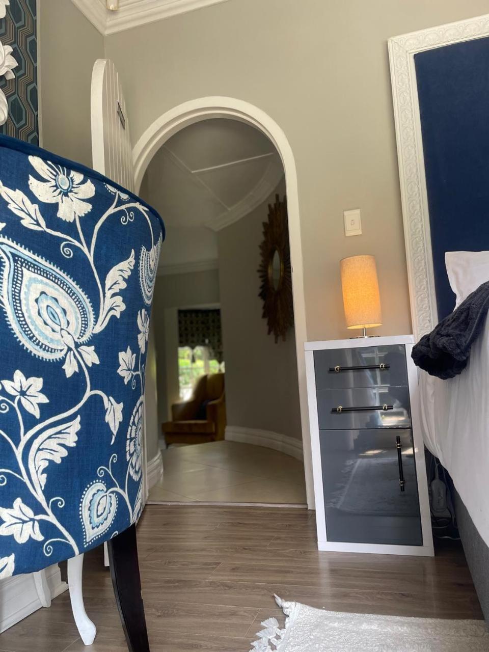 Queen Room with Pool View photo 3