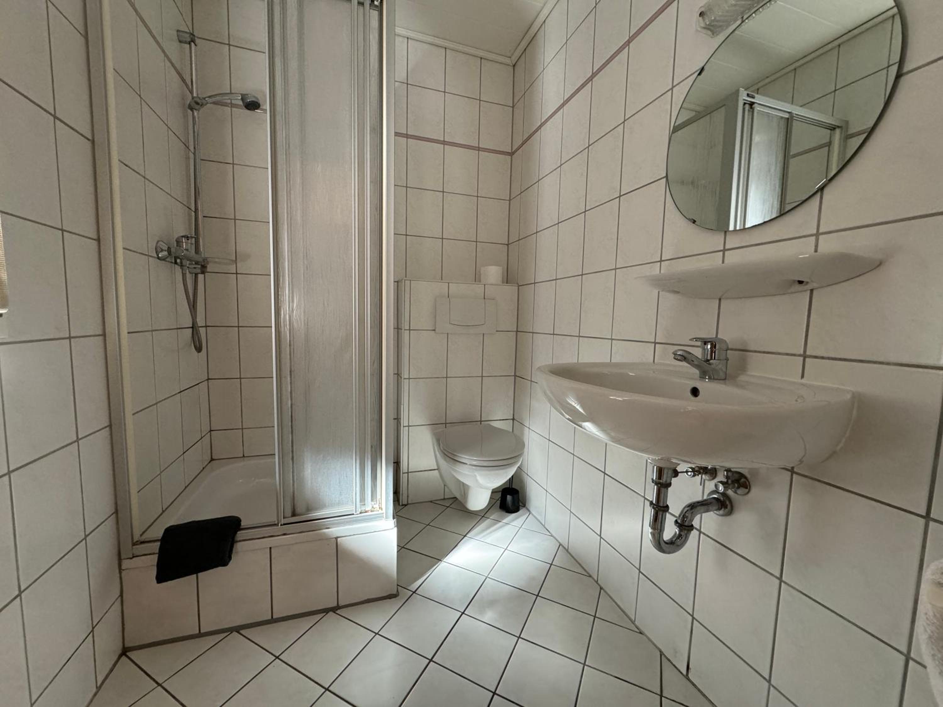 Single Room with Shared Shower and Toilet photo 1