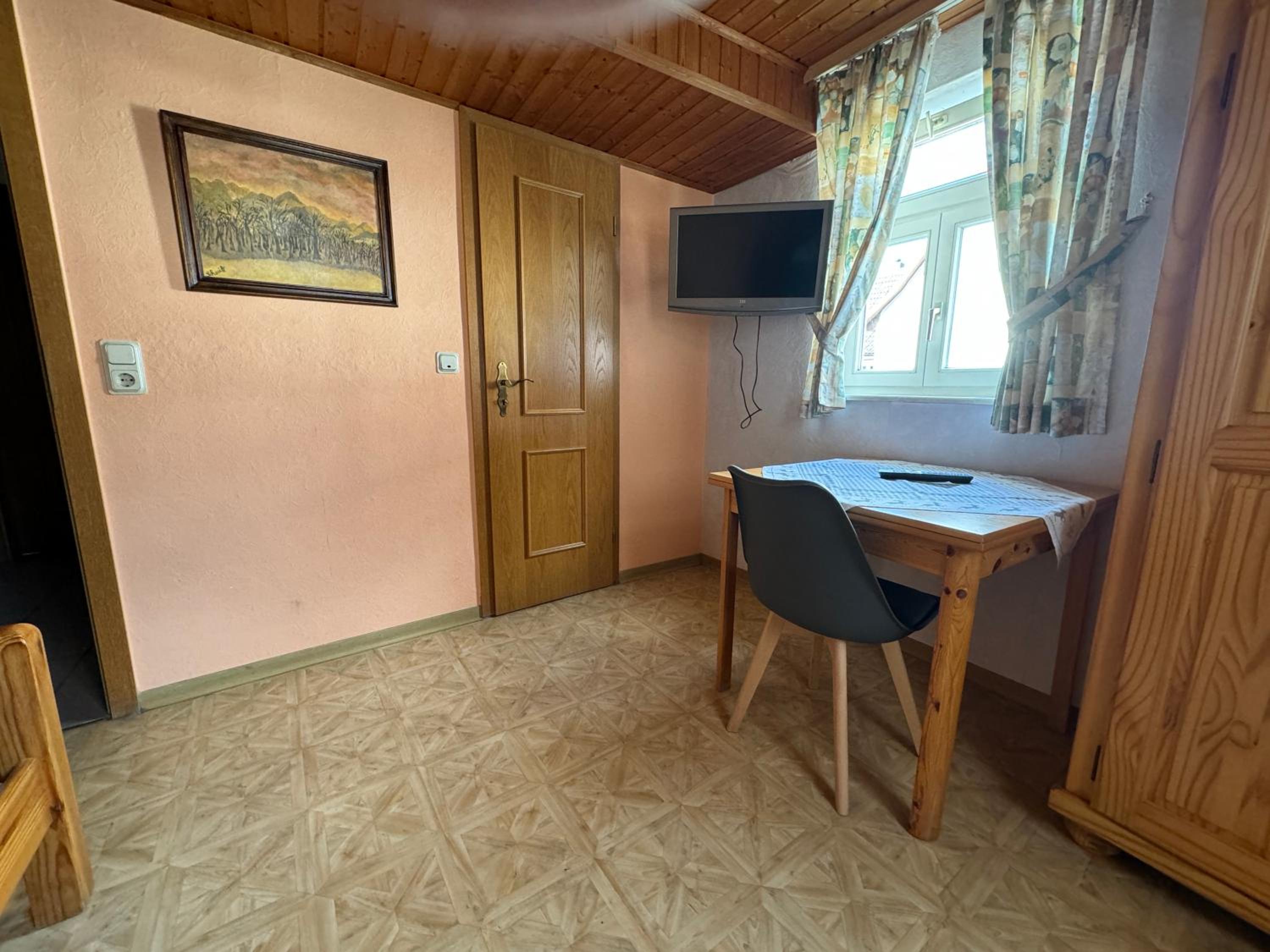 Single Room with Bathroom photo 2