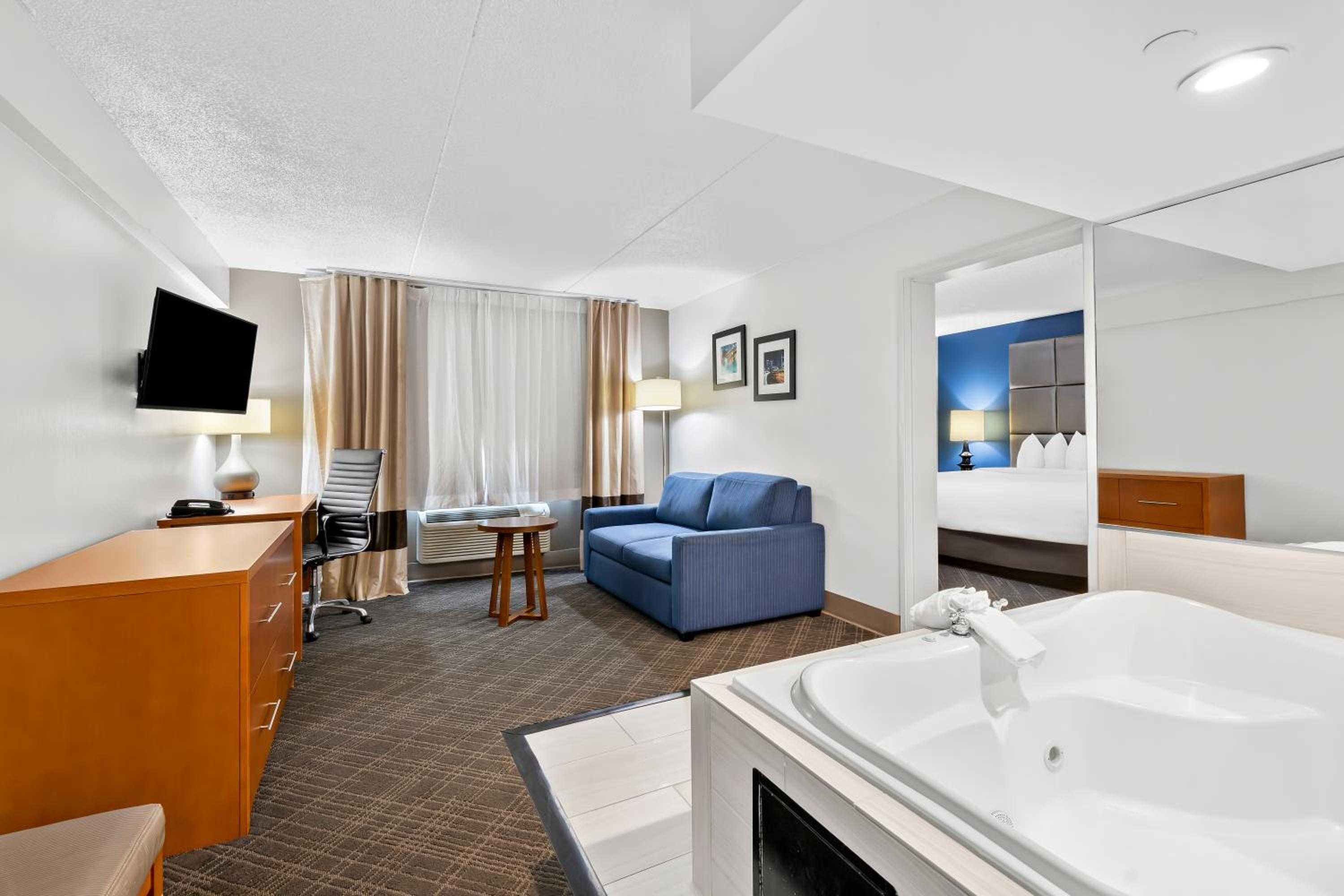 King Suite with Two-Person Spa Bath - Non Smoking