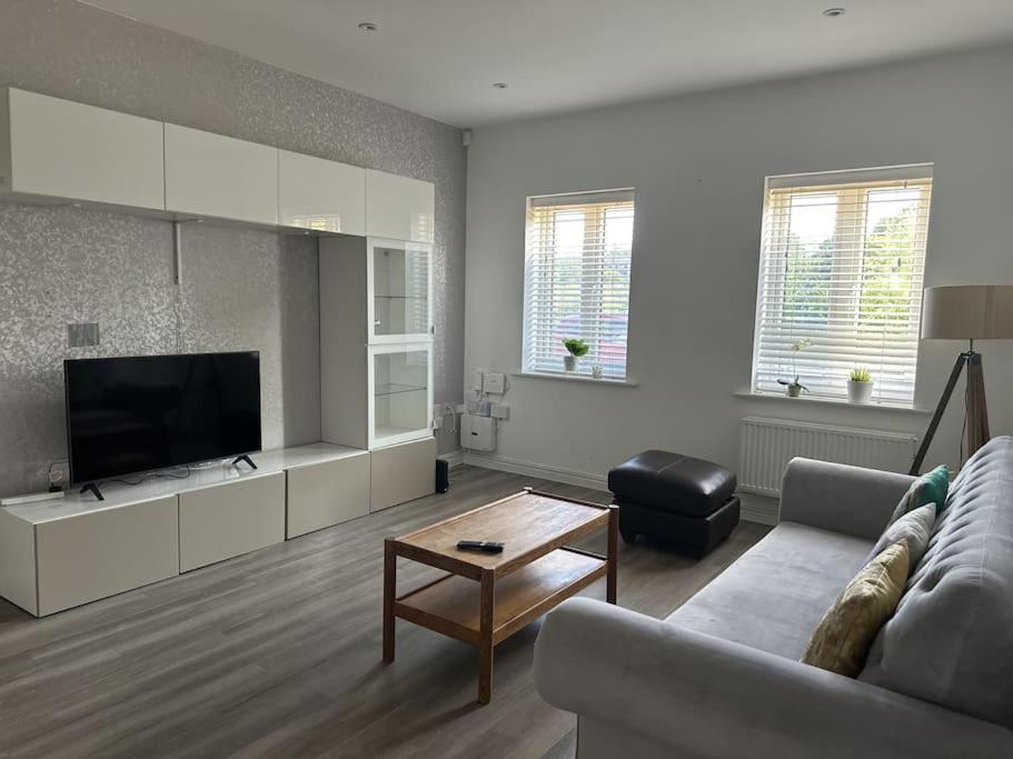 Five-Bedroom House photo 1