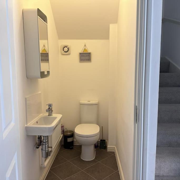 Five-Bedroom House photo 2