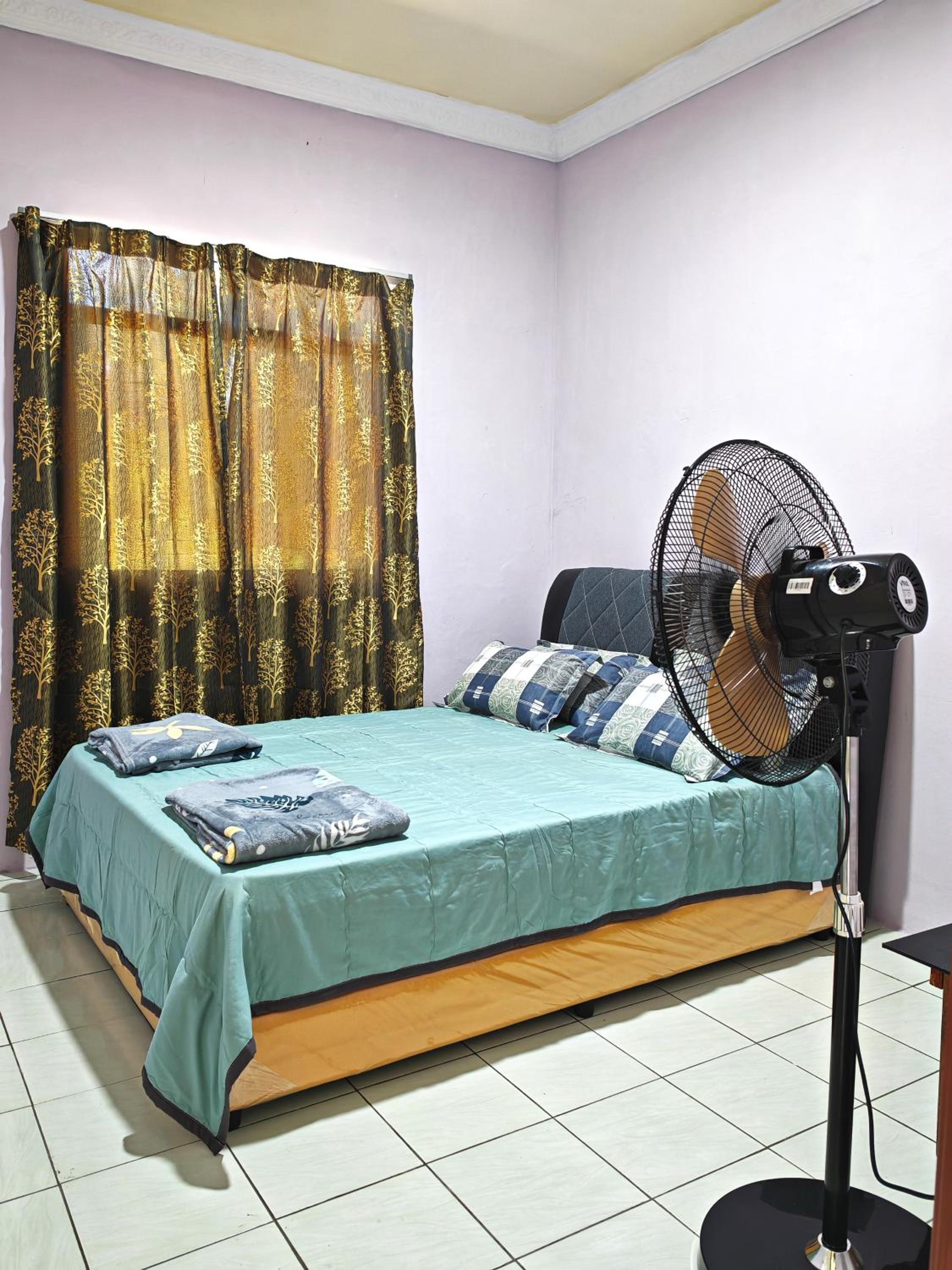 Three-Bedroom House photo 3