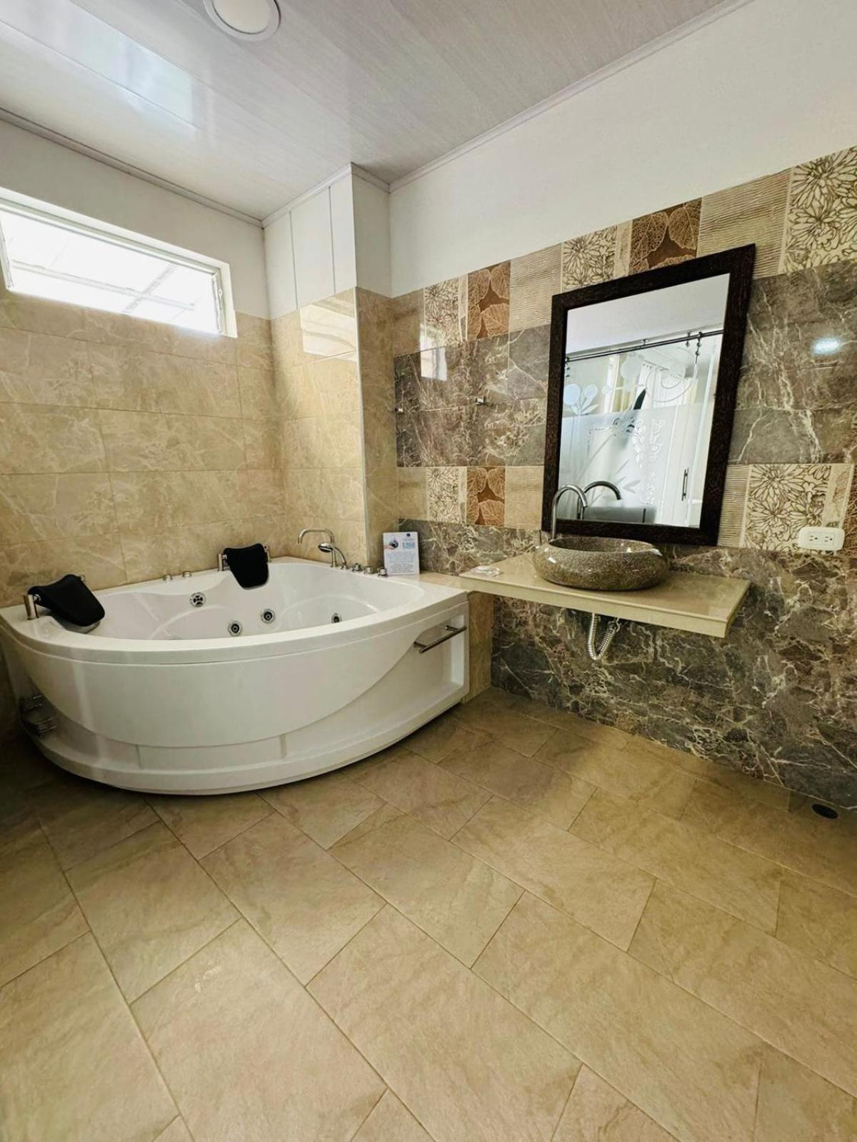 Deluxe Suite With Spa Bath photo 2