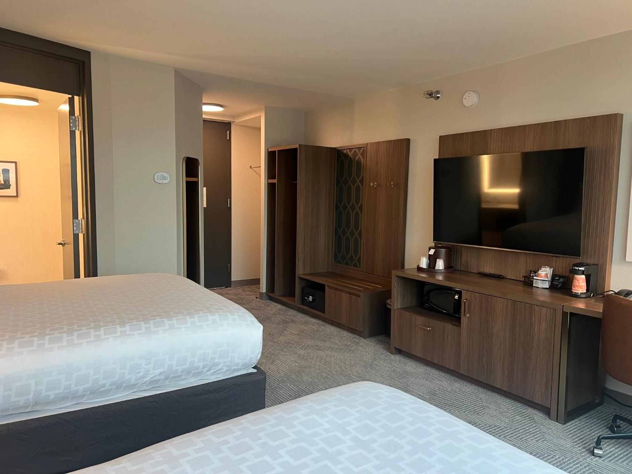 Standard Room with Two Queen Beds - Photo 3