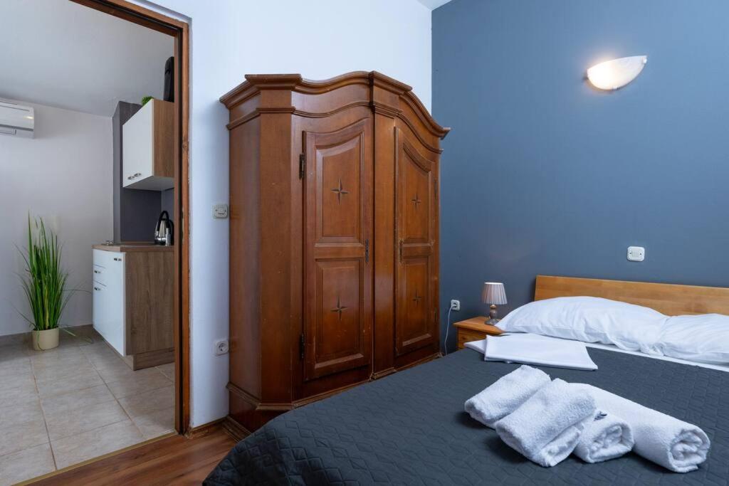 One-Bedroom Apartment photo 2