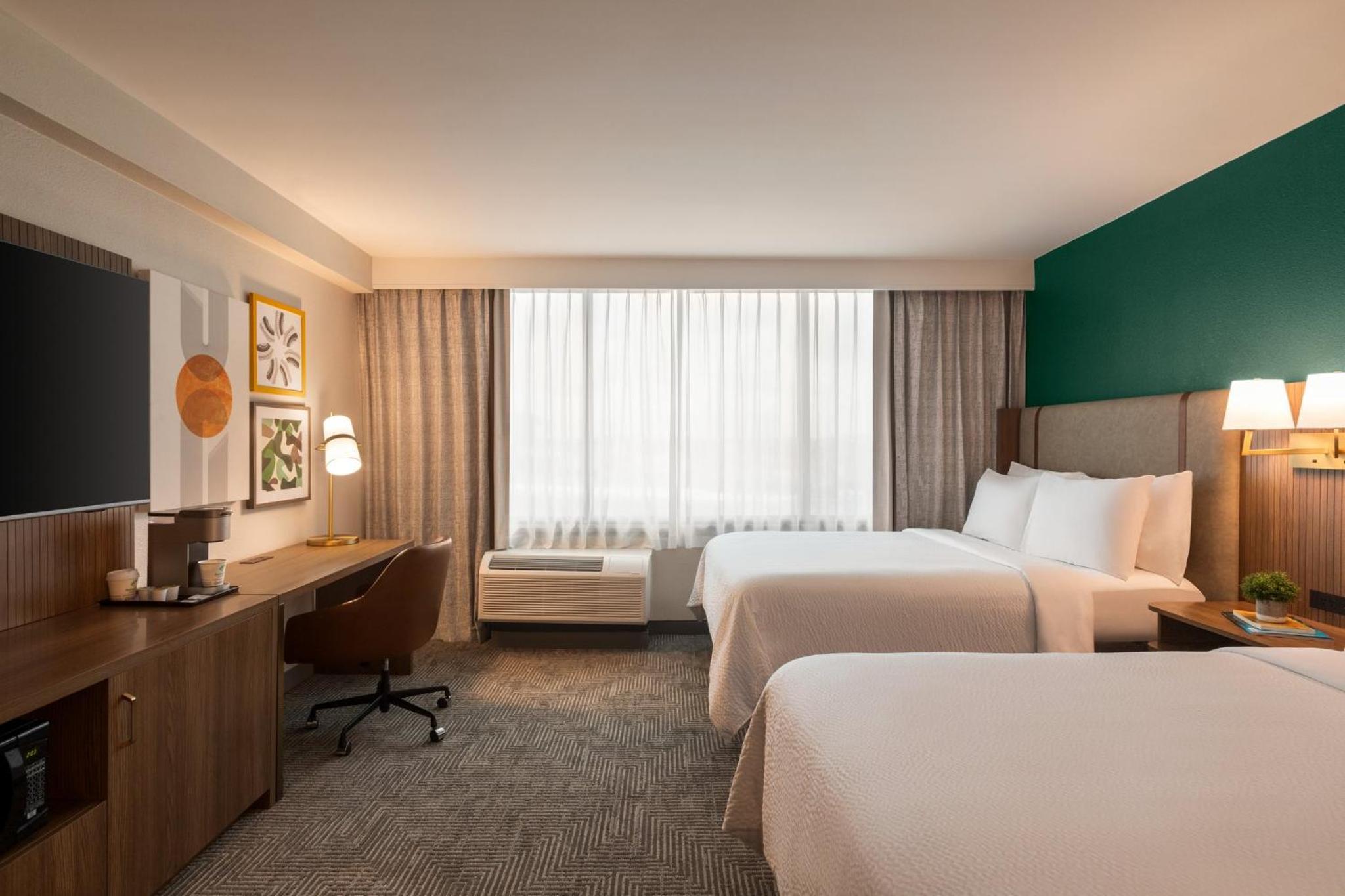 Standard Room with Two Queen Beds - Photo 2