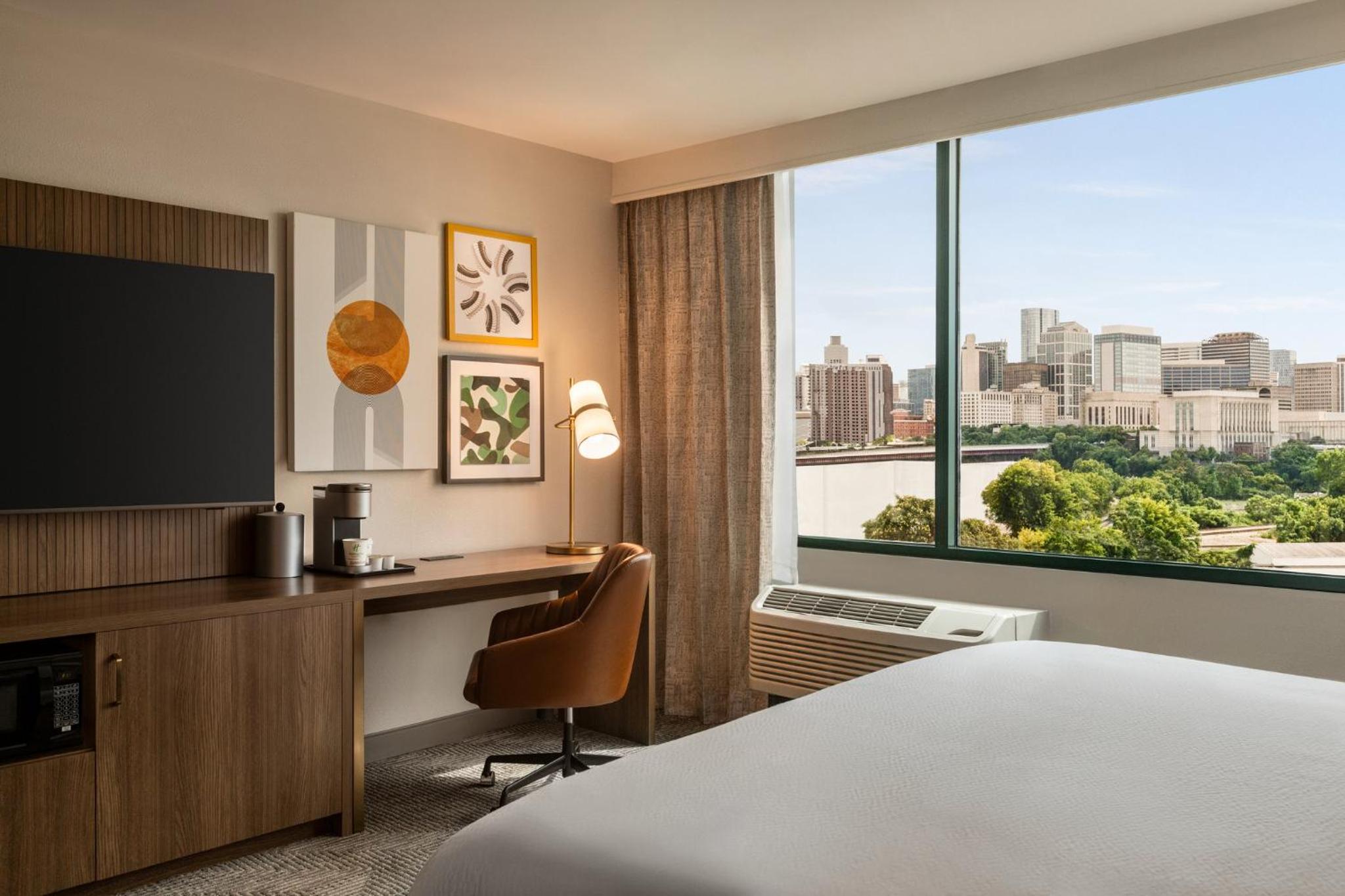 Standard King Room with City View - Photo 4