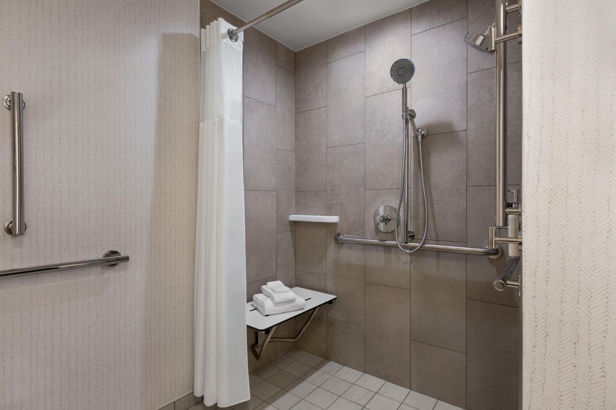 Queen Room with Shower - Communications/Mobility Accessible - Photo 4
