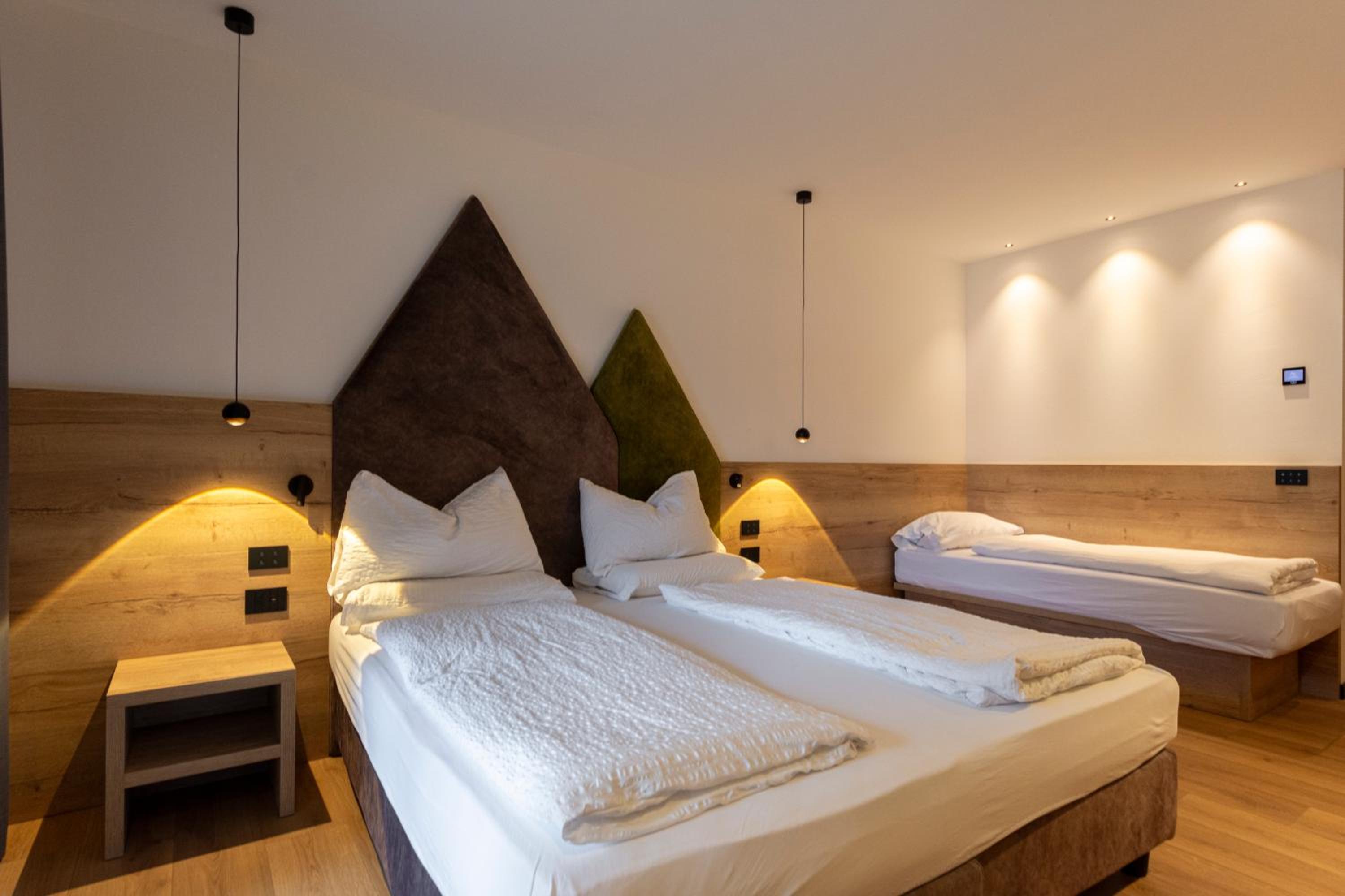 Deluxe Double Room (2 Adults + 1 Child) photo 3