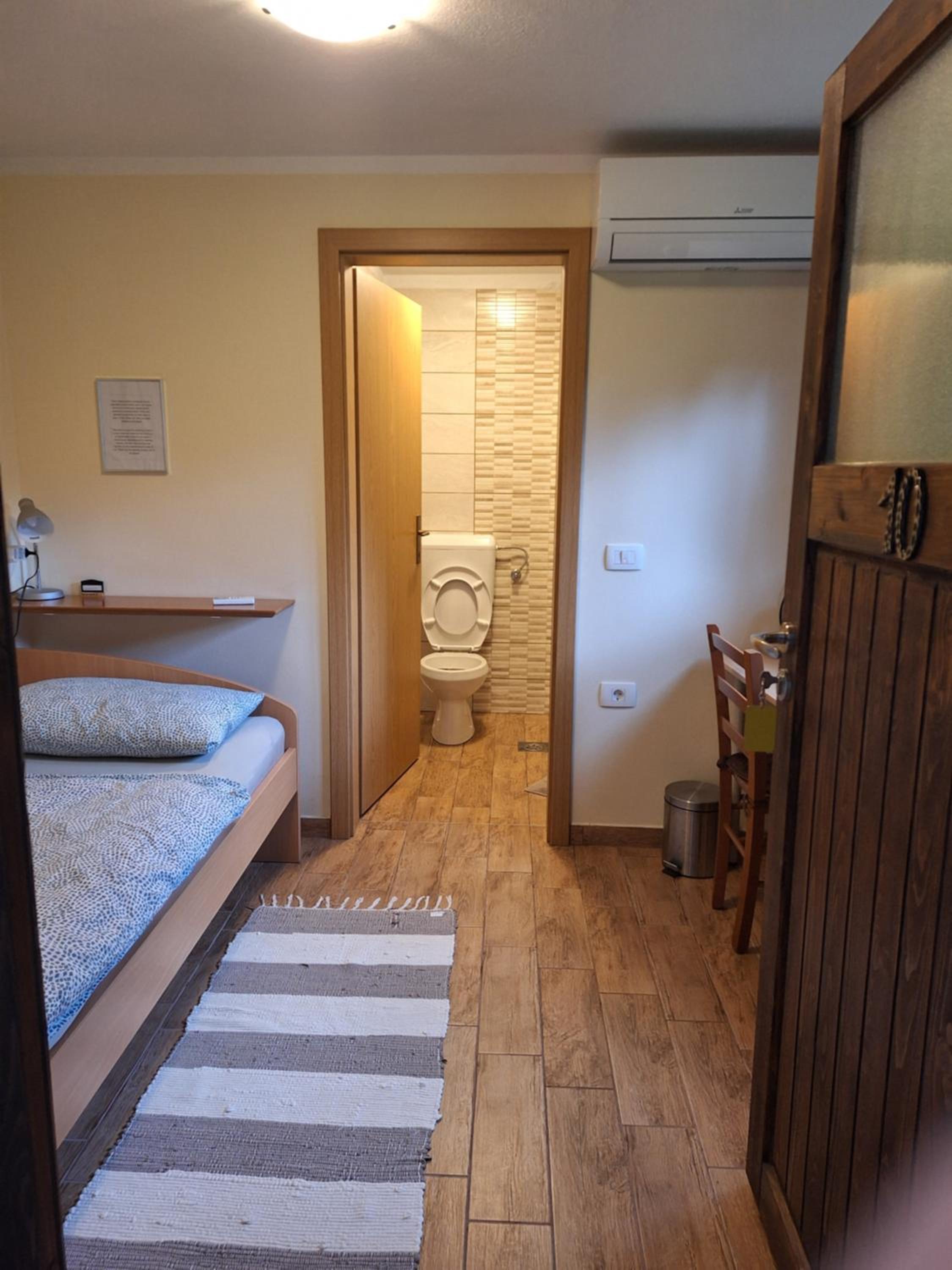 Small Single Room photo 2