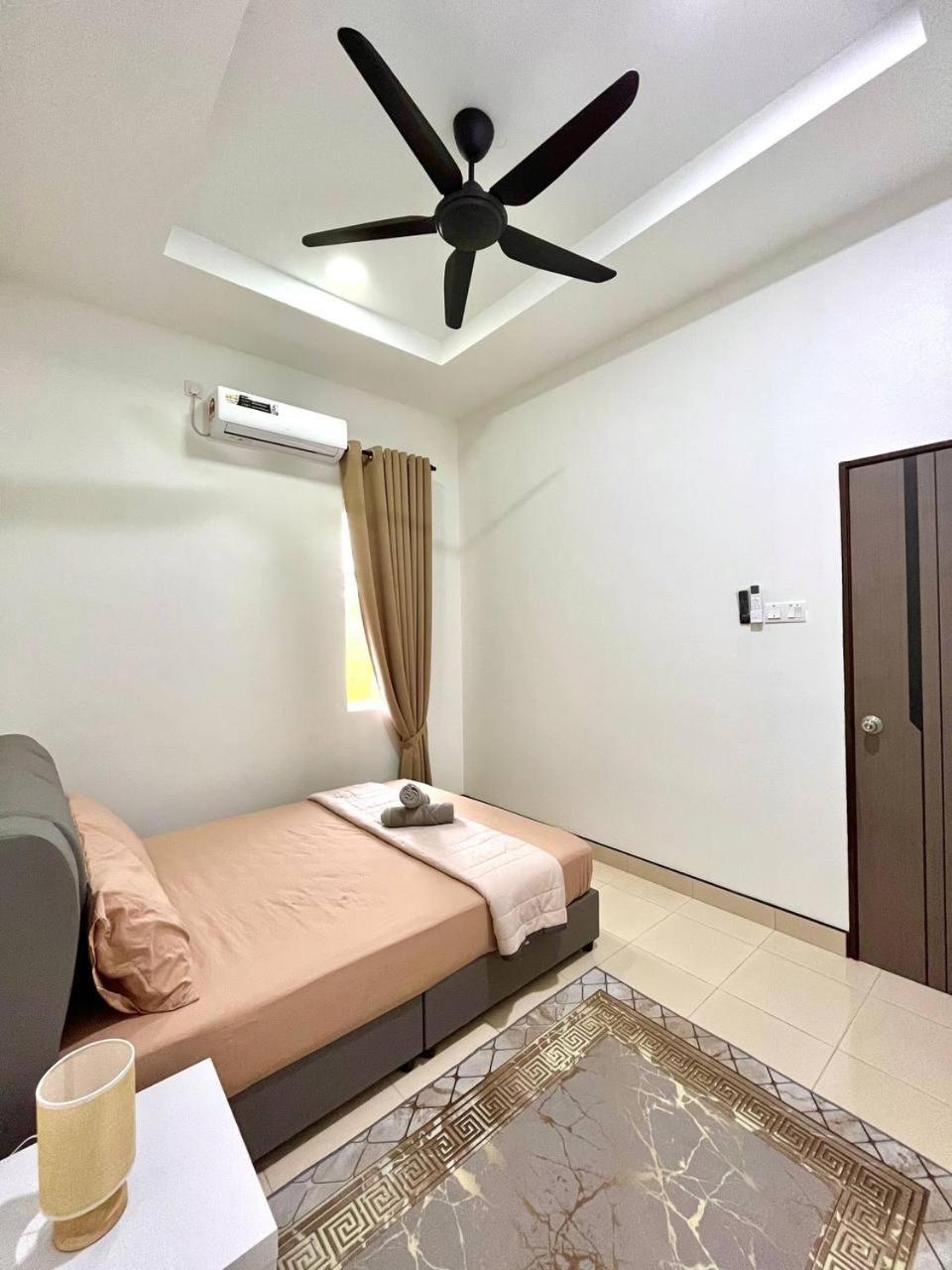 Three-Bedroom House photo 2