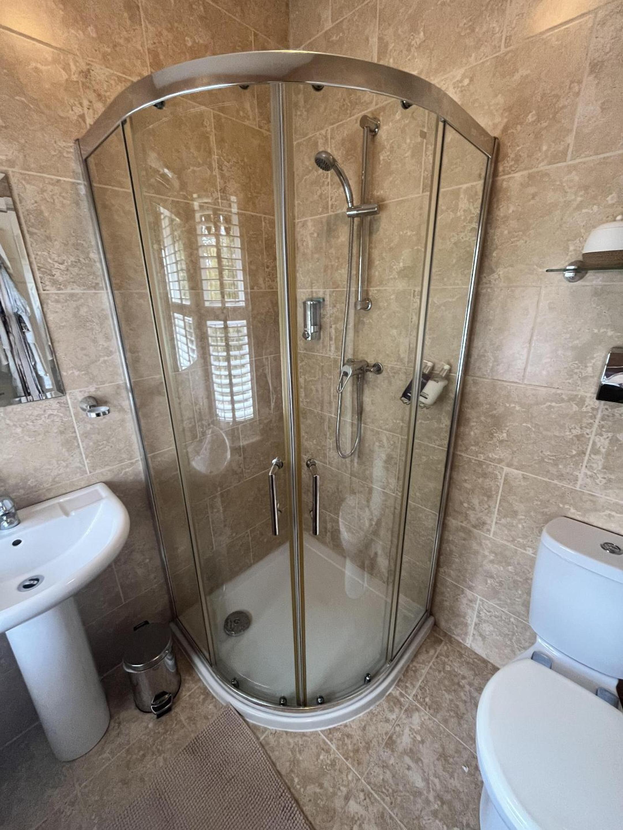 Twin Room with Private Bathroom photo 2