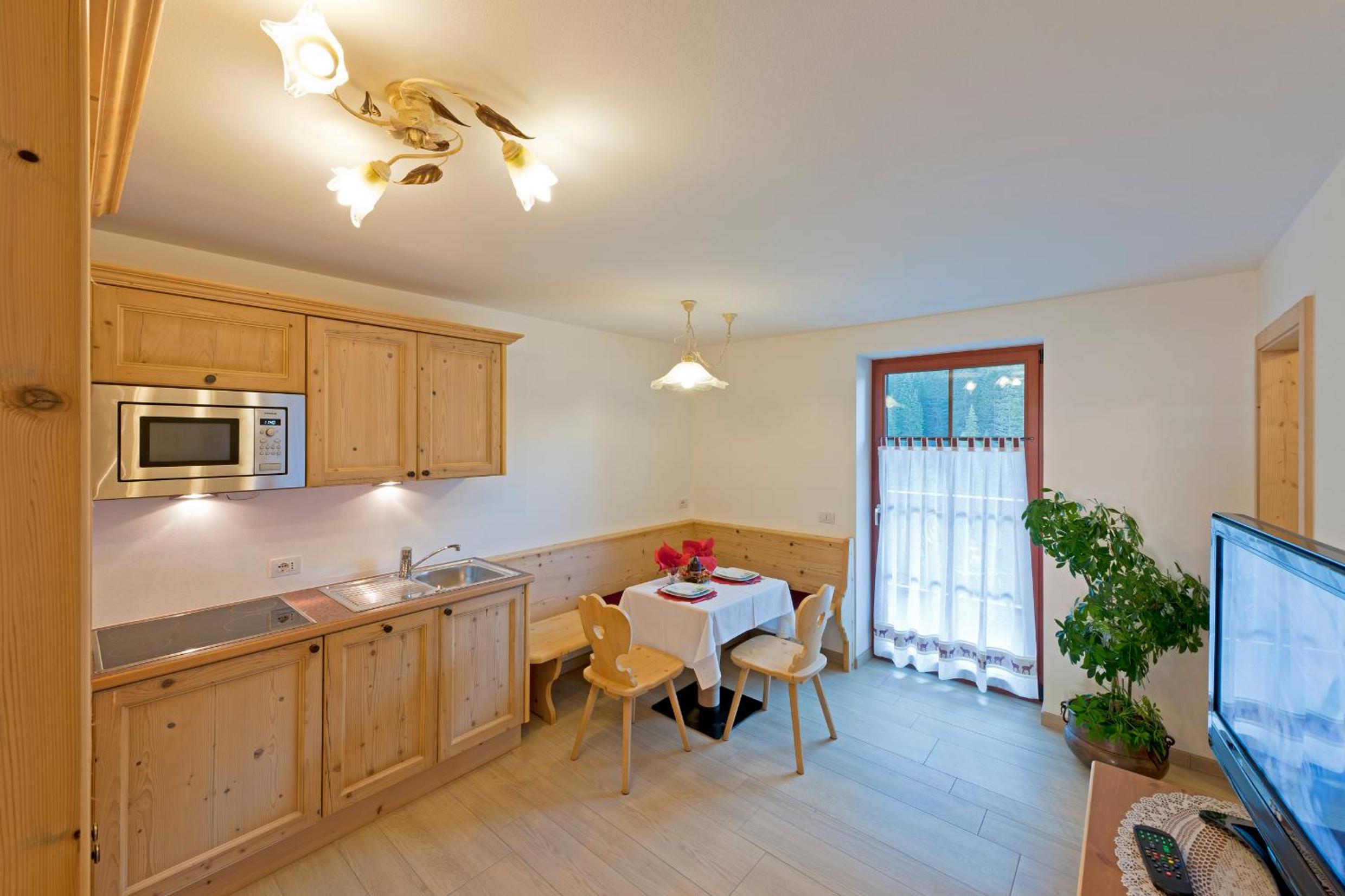 One-Bedroom Apartment with Balcony and Mountain View   photo 2