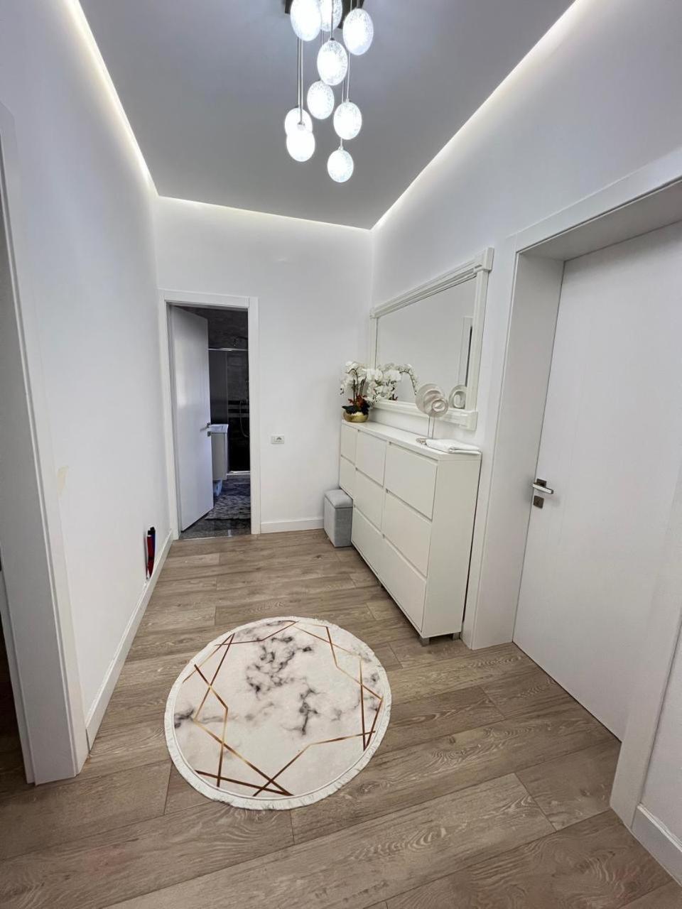 Three-Bedroom Apartment with Balcony photo 3