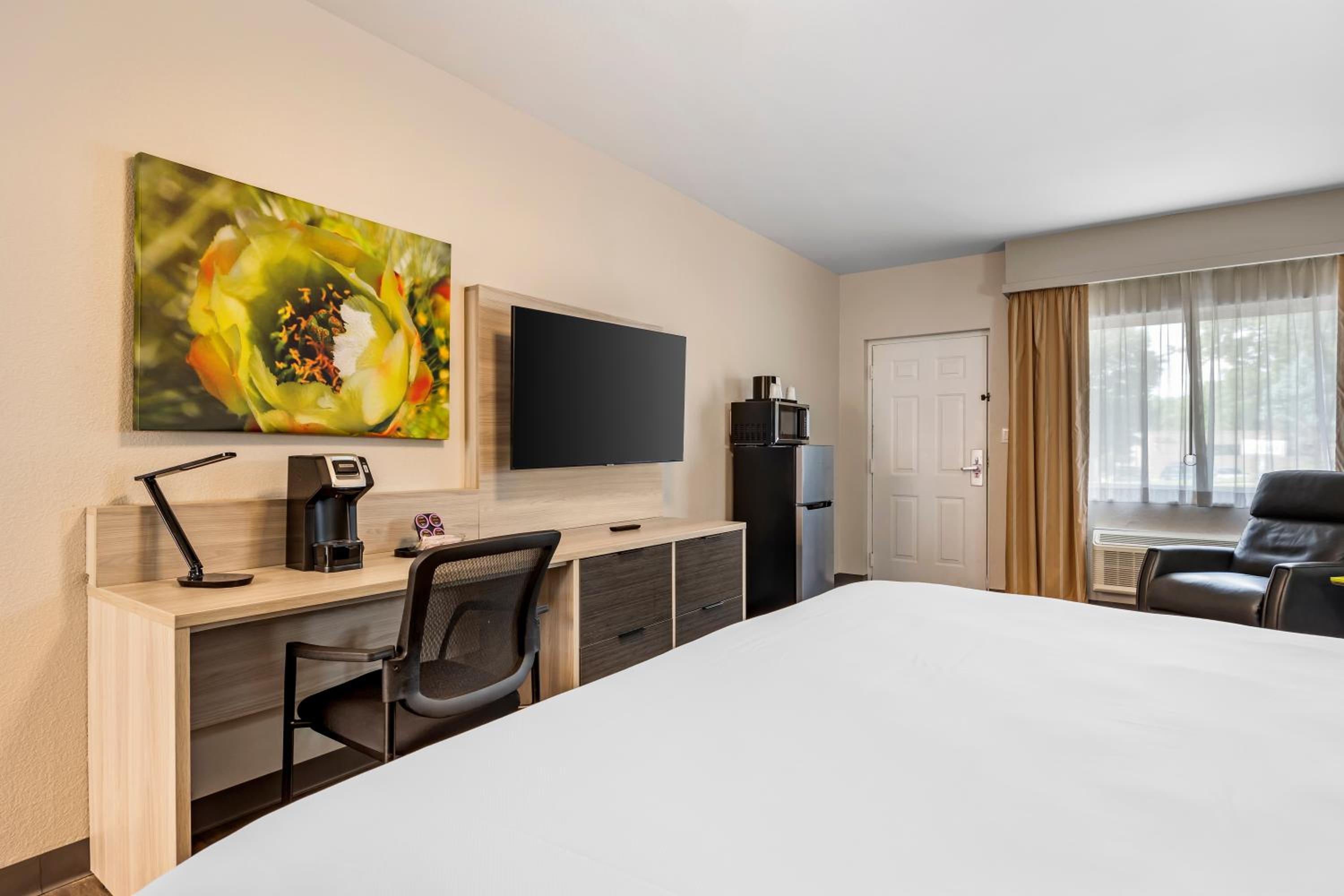 King Room with Tub - Disability Access/Non Smoking/Exterior Hall - Photo 1