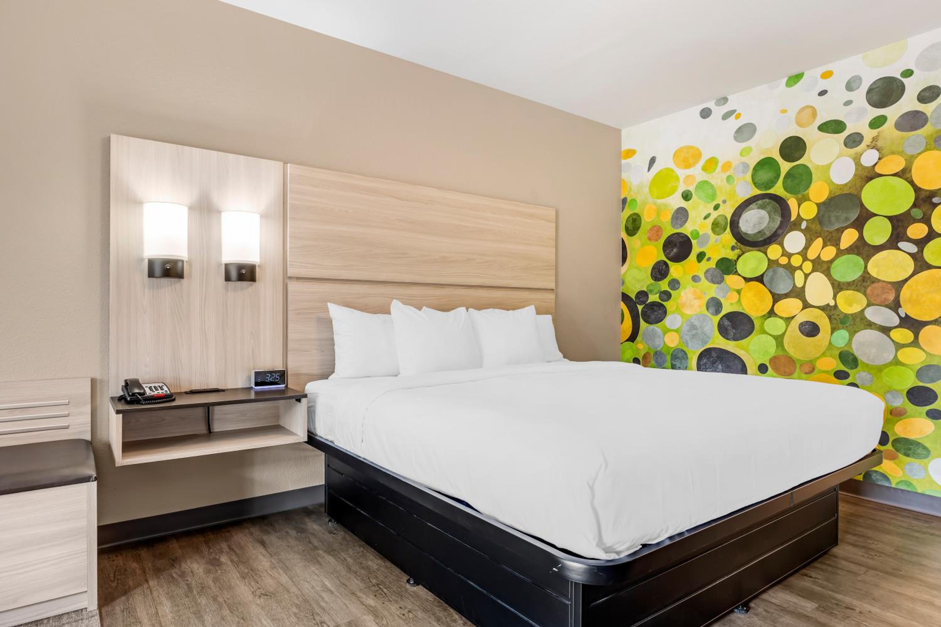 King Room with Tub - Disability Access/Non Smoking/Exterior Hall - Photo 2