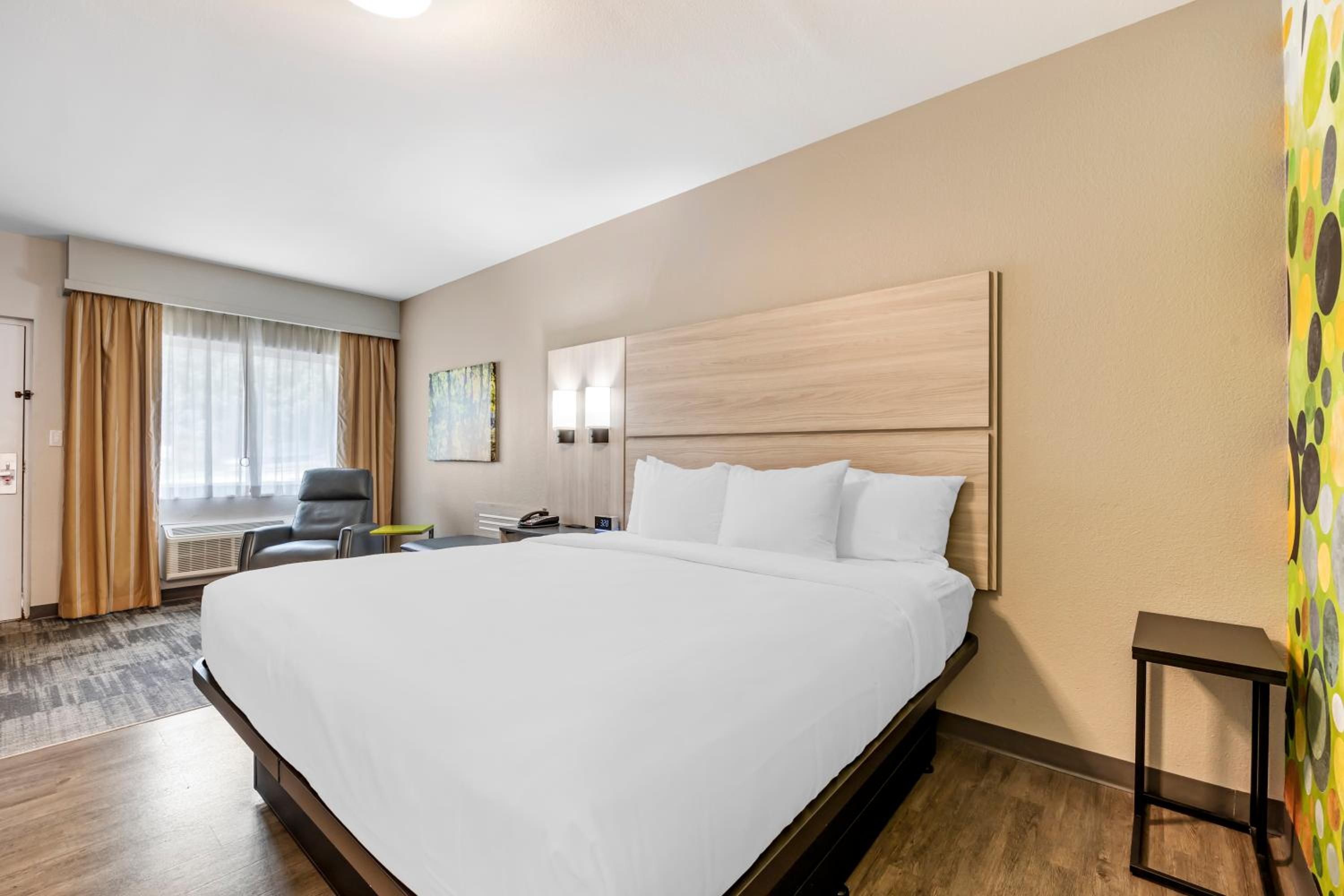 King Room with Tub - Disability Access/Non Smoking/Exterior Hall - Photo 3