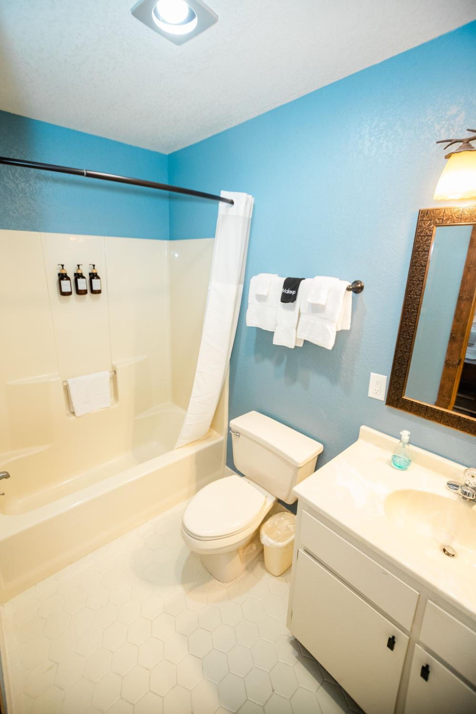 Standard King Room - Photo 18