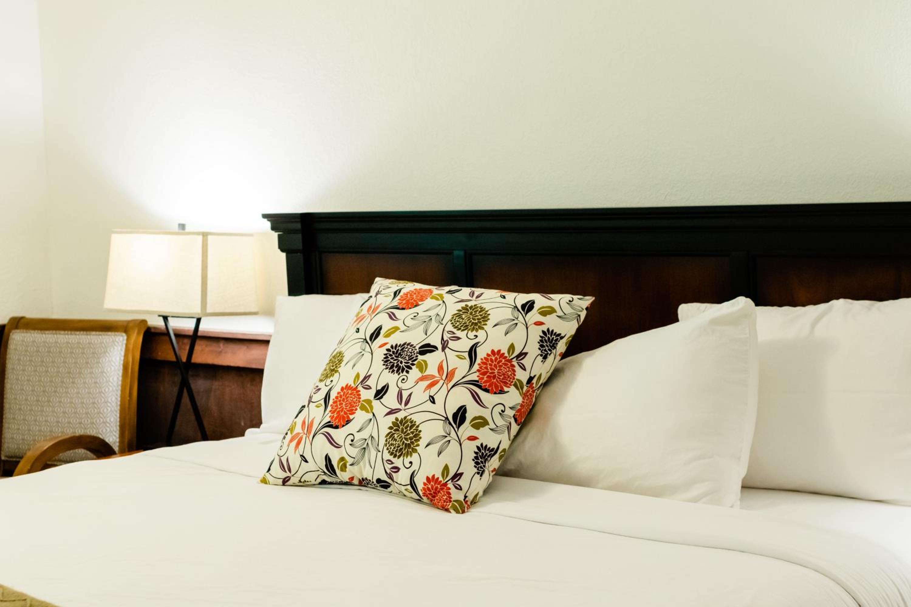 Standard King Room - Photo 13