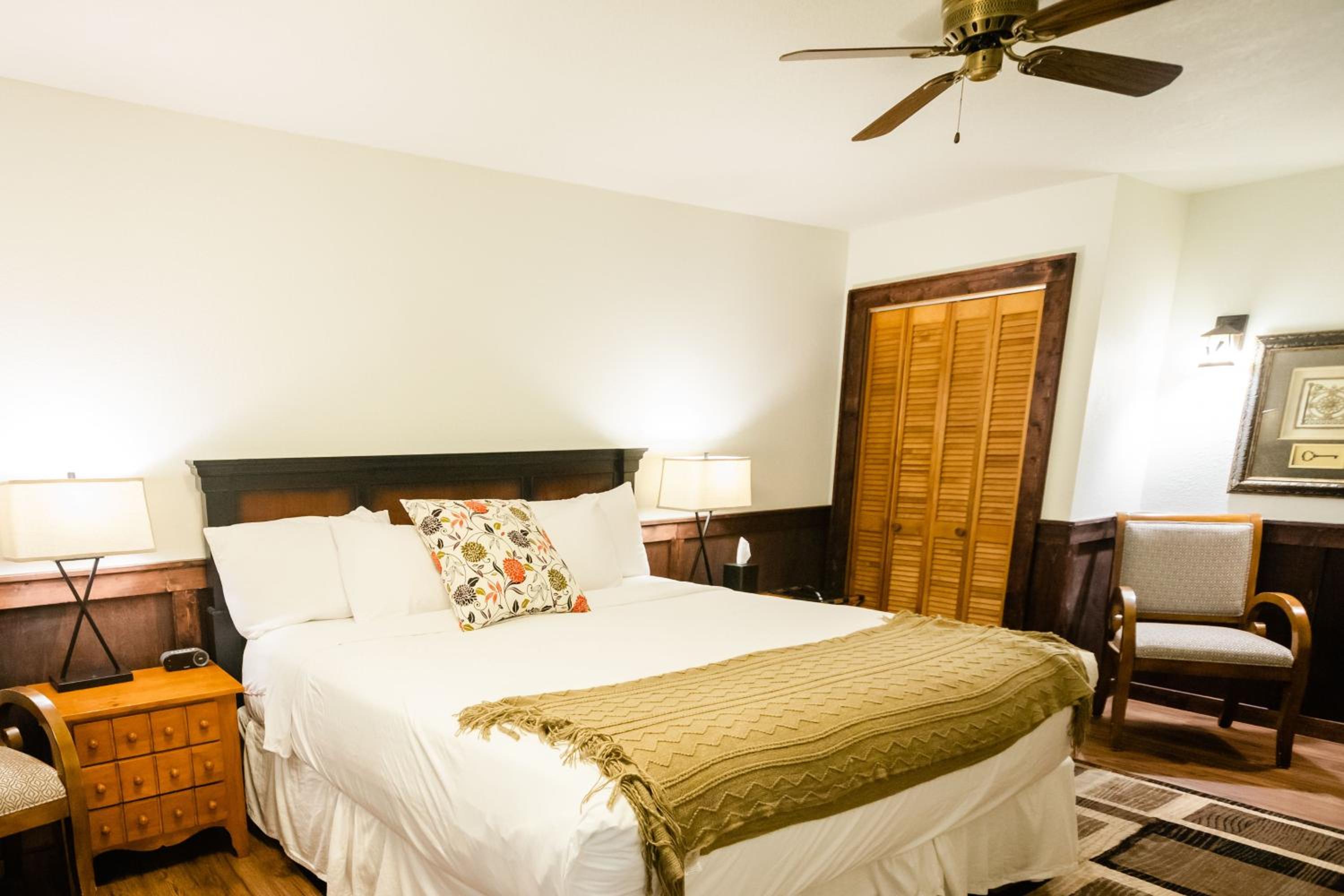 Standard King Room - Photo 22