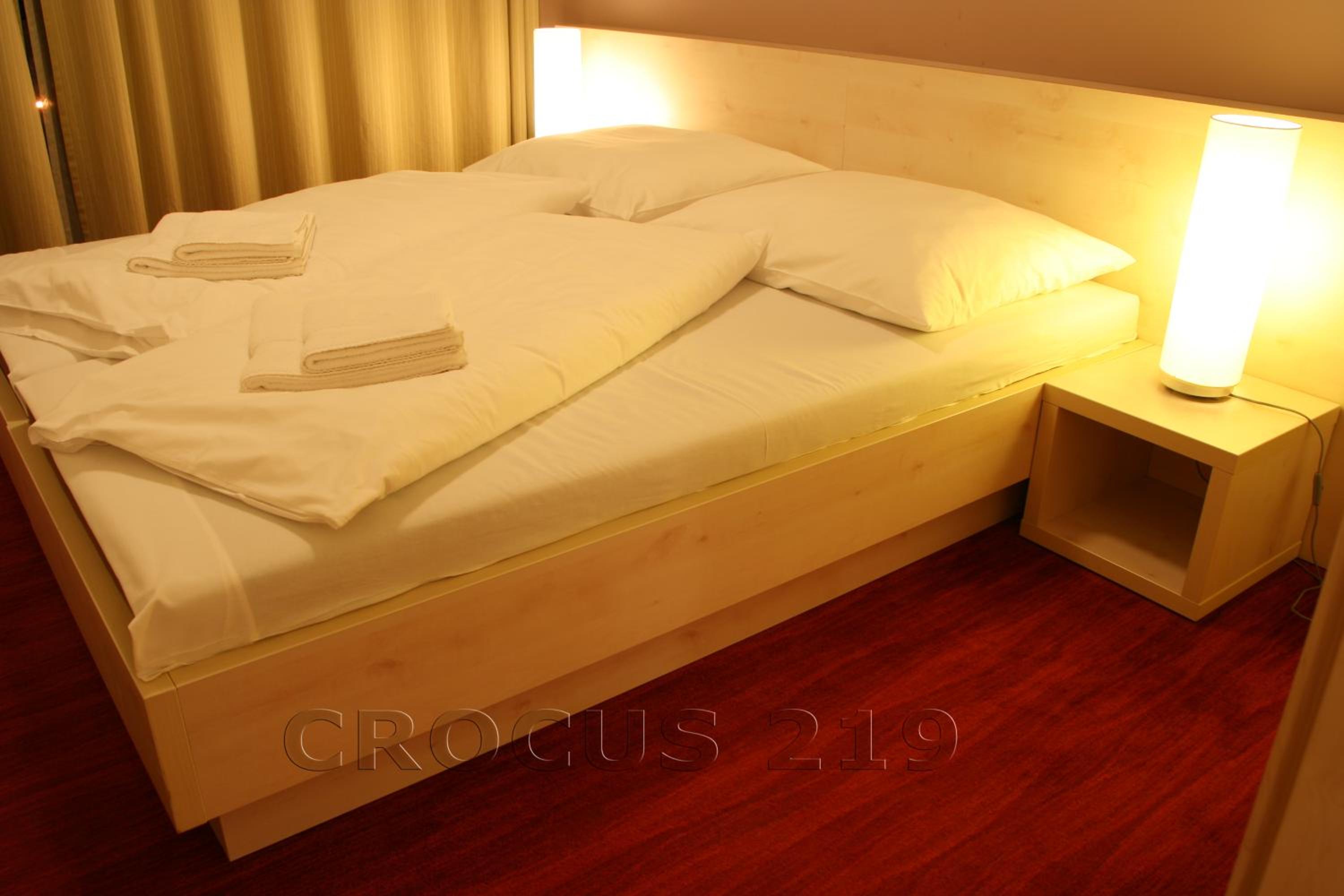 One-Bedroom Apartment with Mountain View - Photo 23