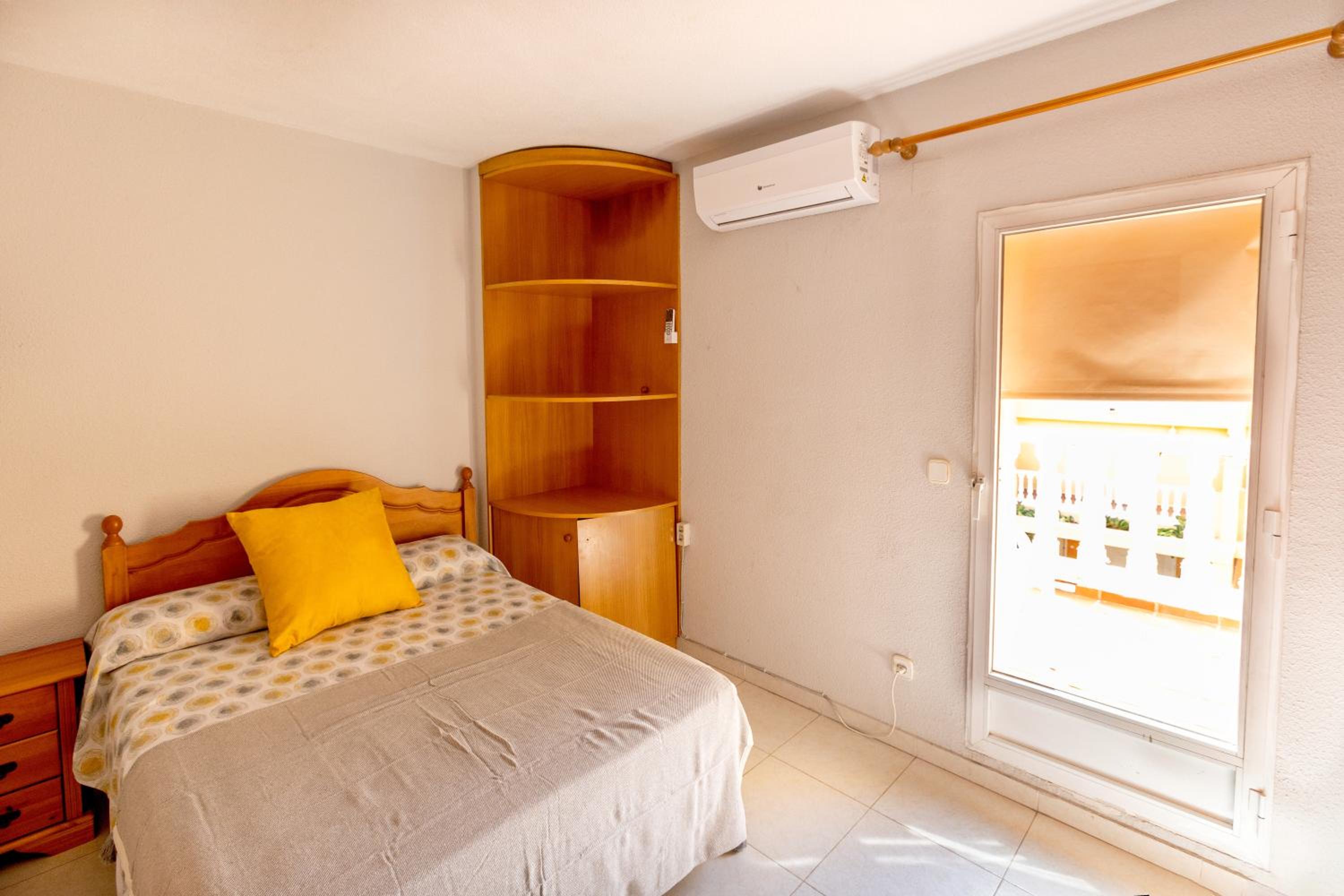 Five-Bedroom House photo 2