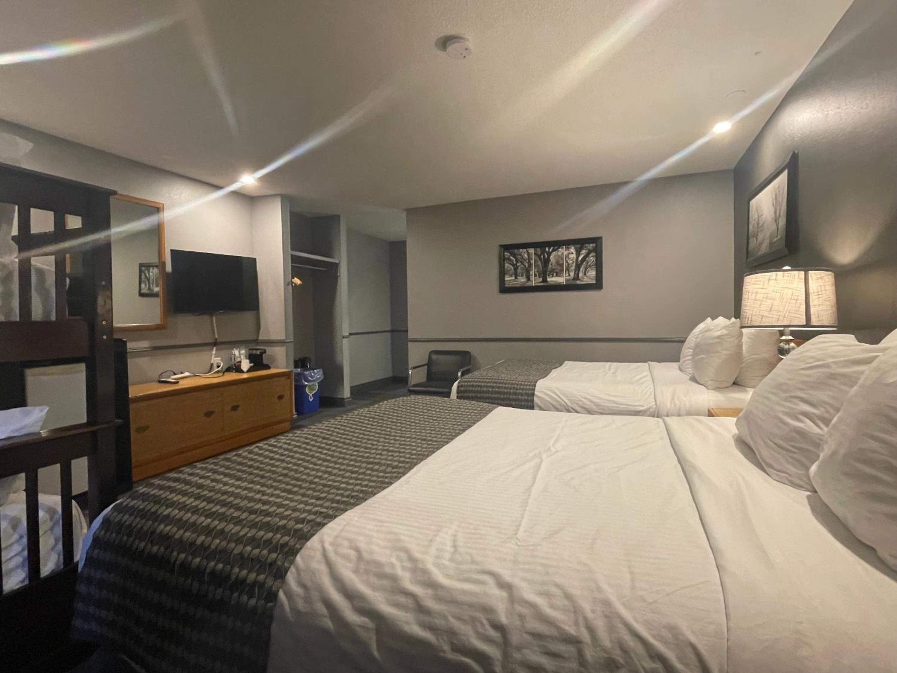 Family Room with Two Queen Beds and Bunk Beds - Non-Smoking photo 3