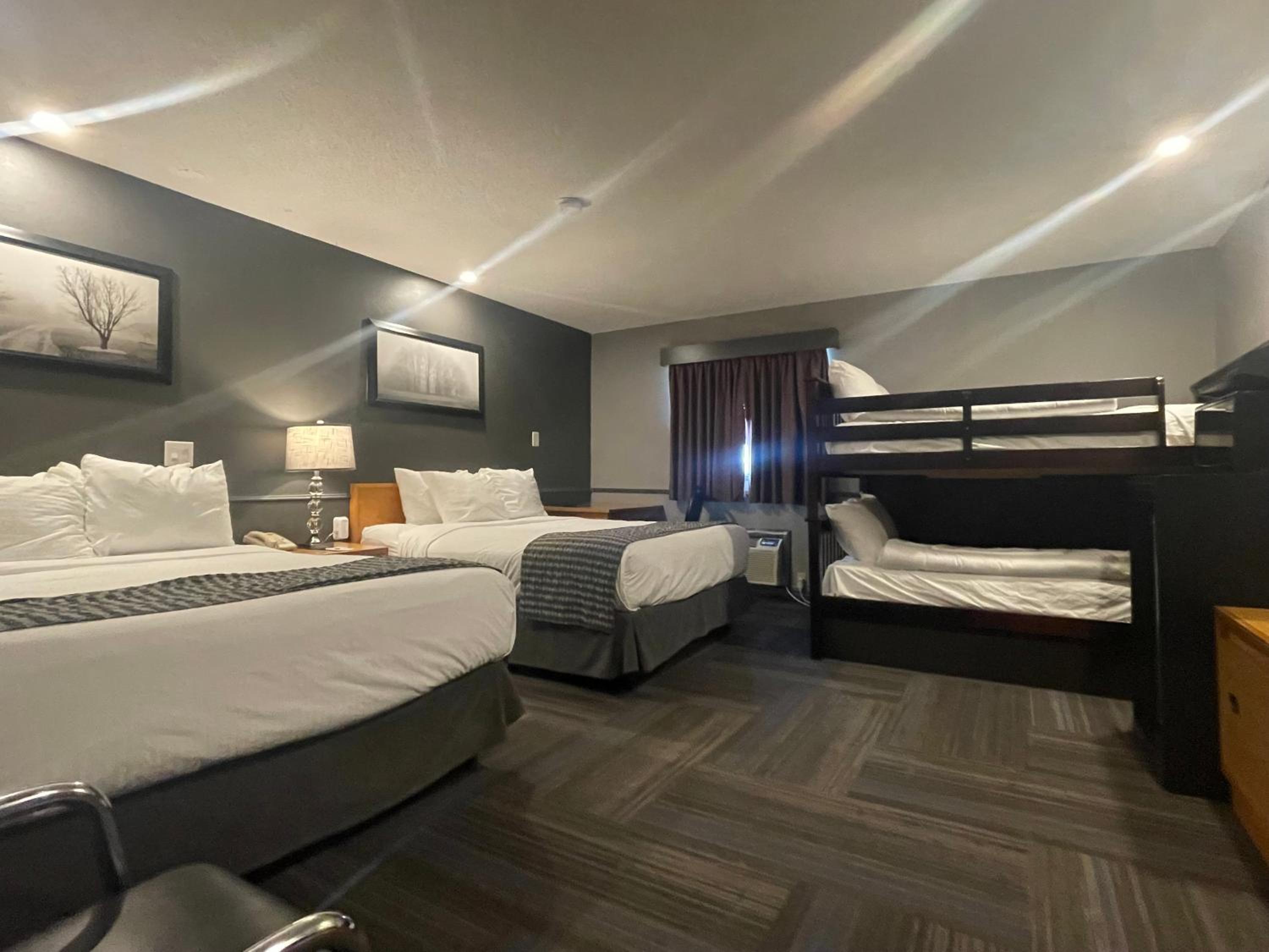 Family Room with Two Queen Beds and Bunk Beds - Non-Smoking photo 2