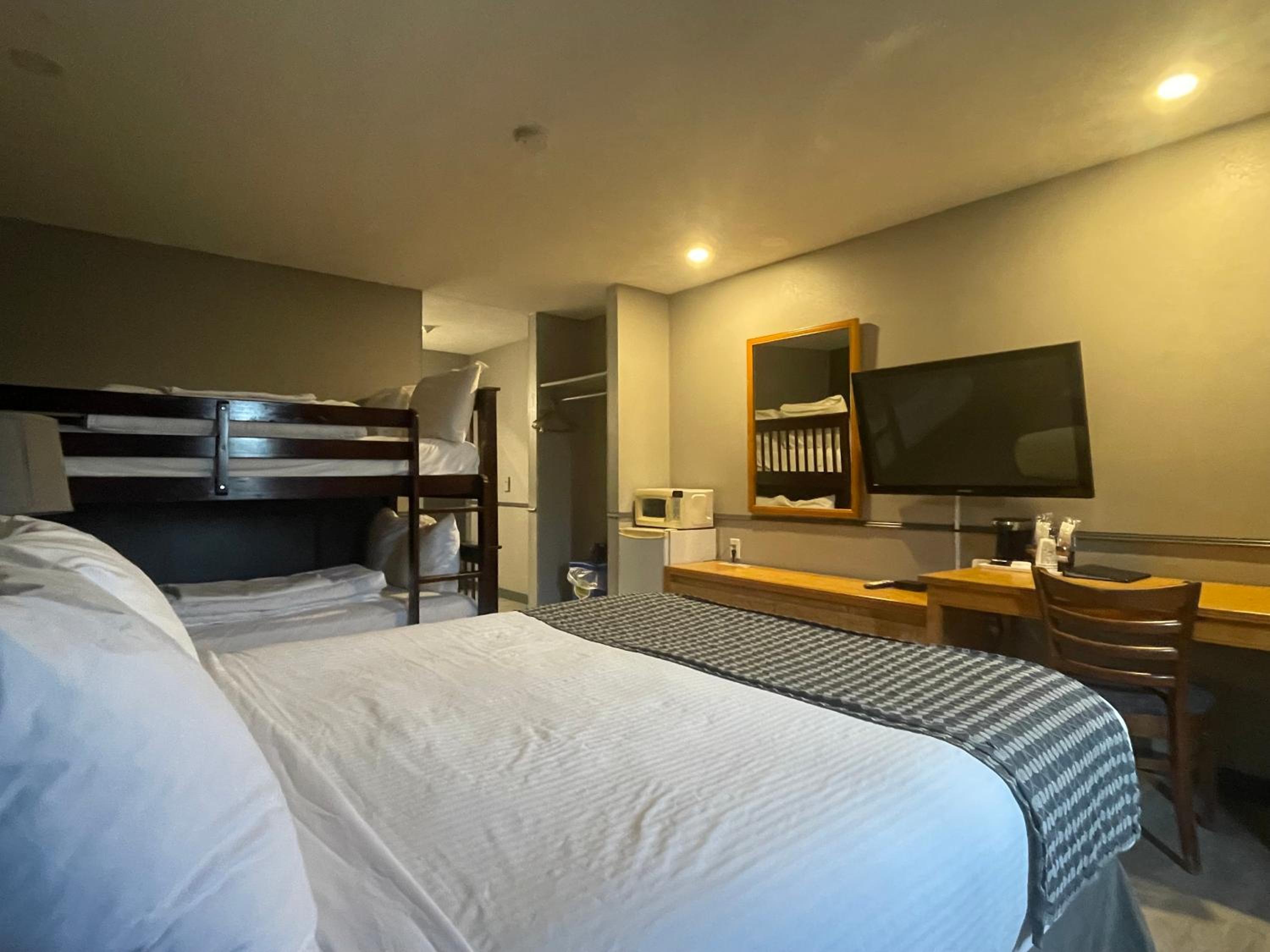 Exterior Entrance Family Room with One Queen Bed and Bunk Beds - Non-Smoking photo 1