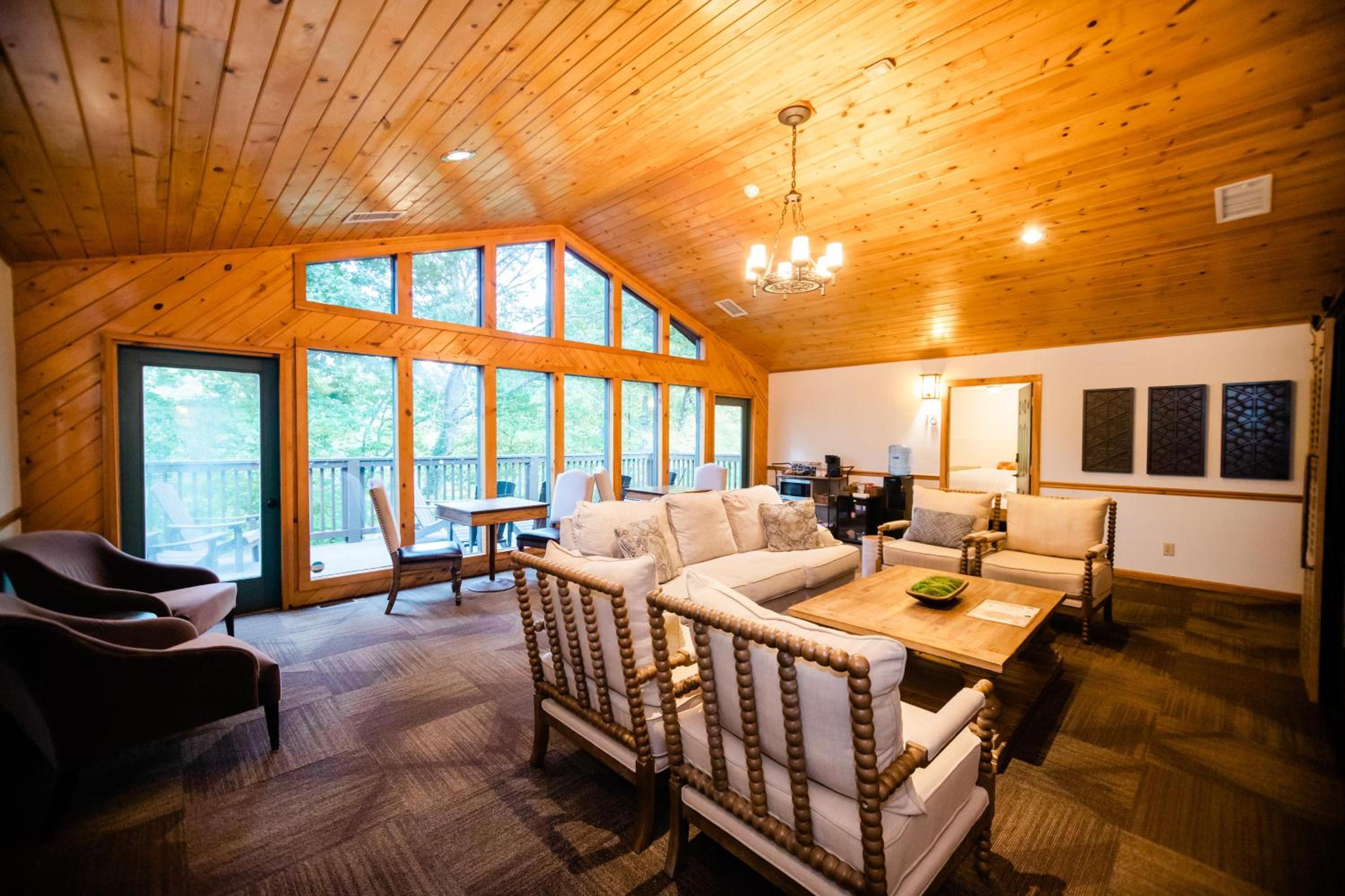 Standard King Room - Photo 16