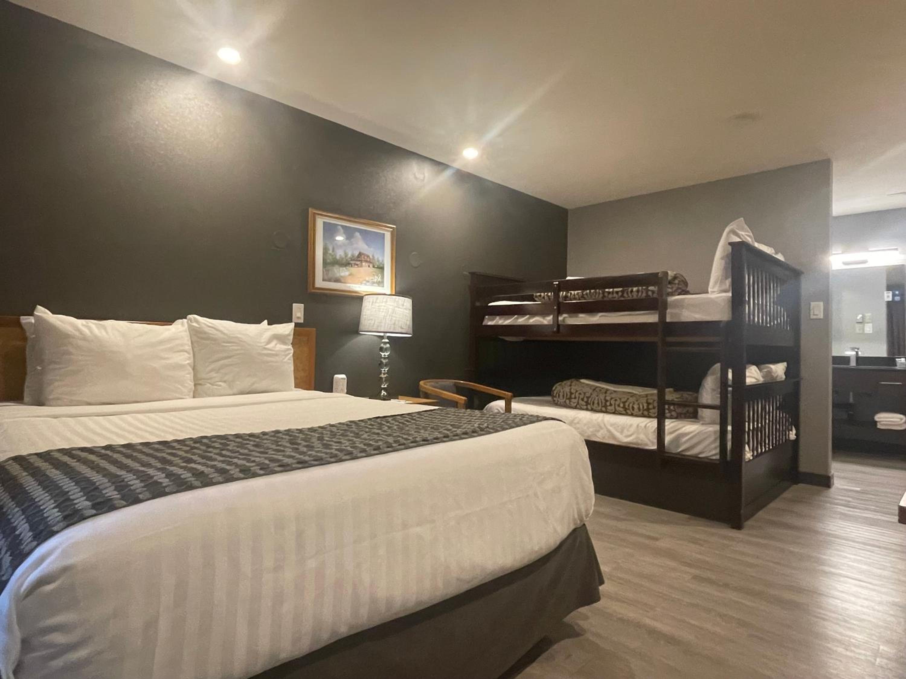 Family Room with One Queen Bed and Bunk Beds - Non-Smoking photo 1