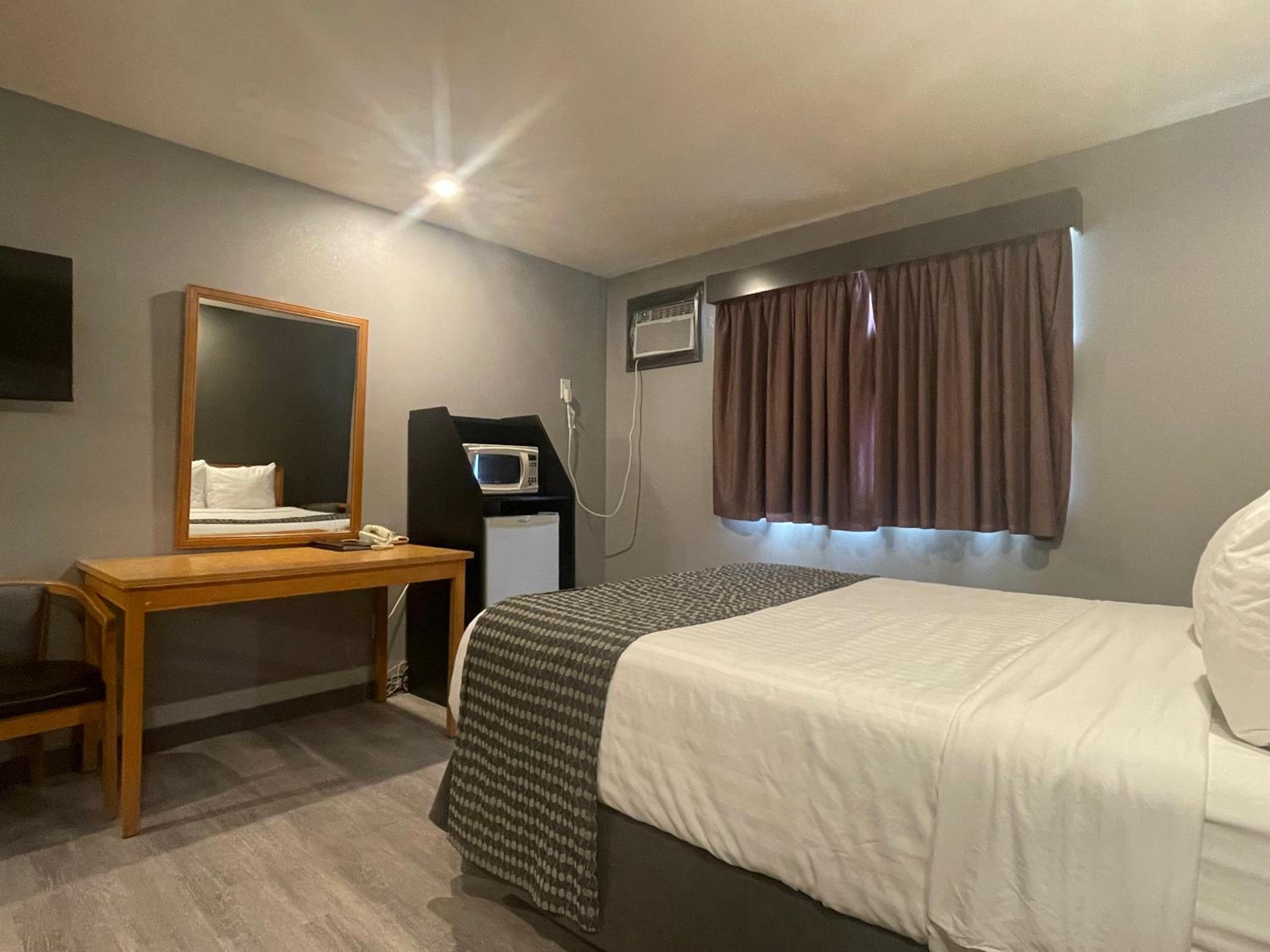 Family Room with One Queen Bed and Bunk Beds - Non-Smoking photo 2