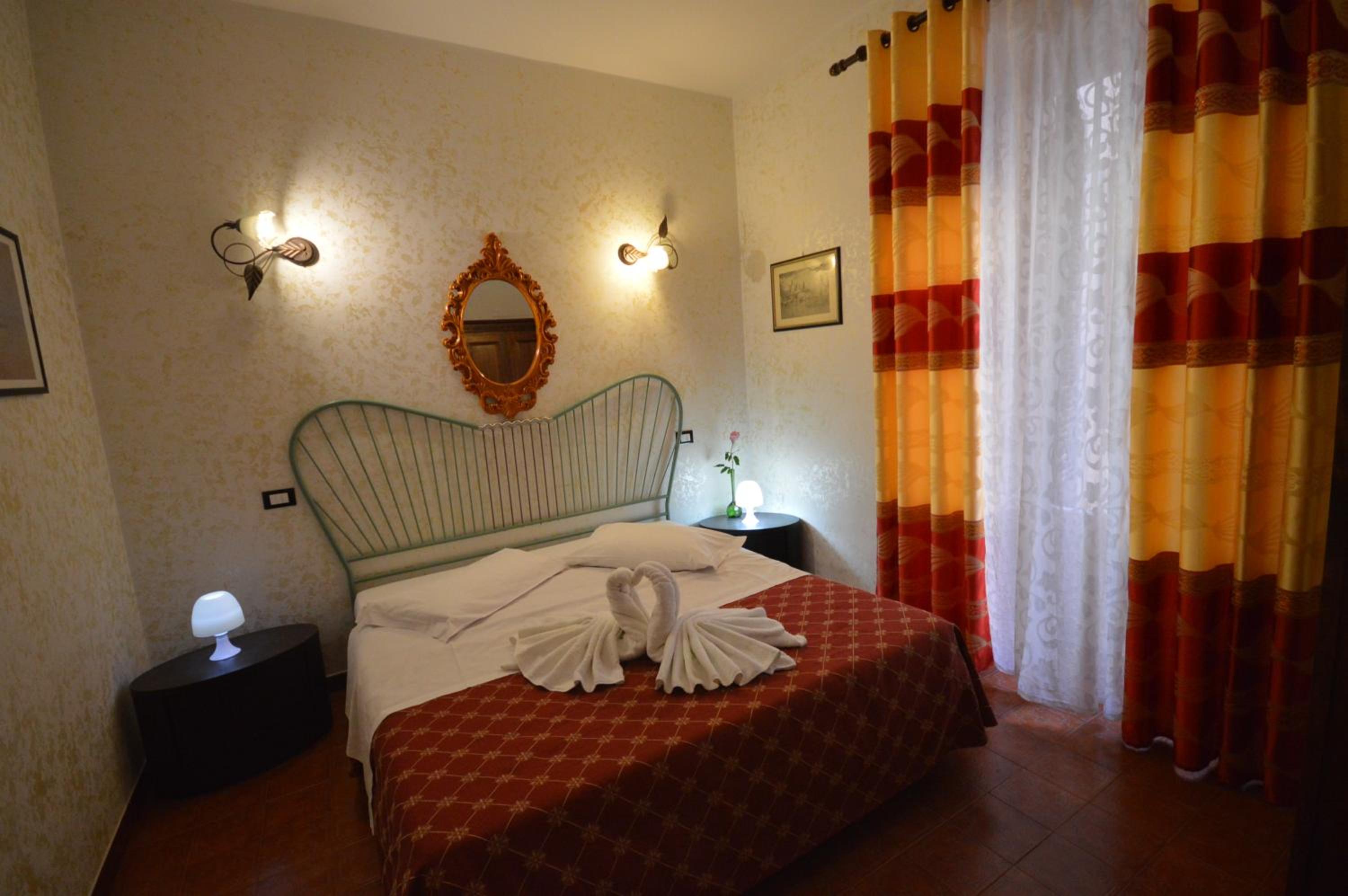 Standard Double or Twin Room thumbnail 5