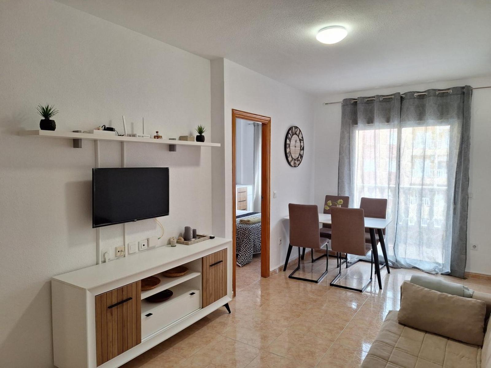 Apartamento de Dos Dormitorios con Vista a la Piscina