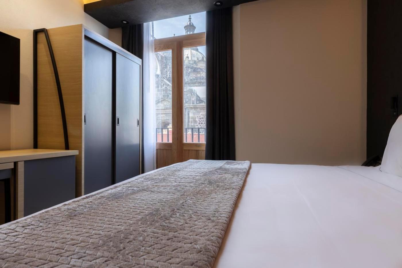 King Room with Balcony - Photo 12