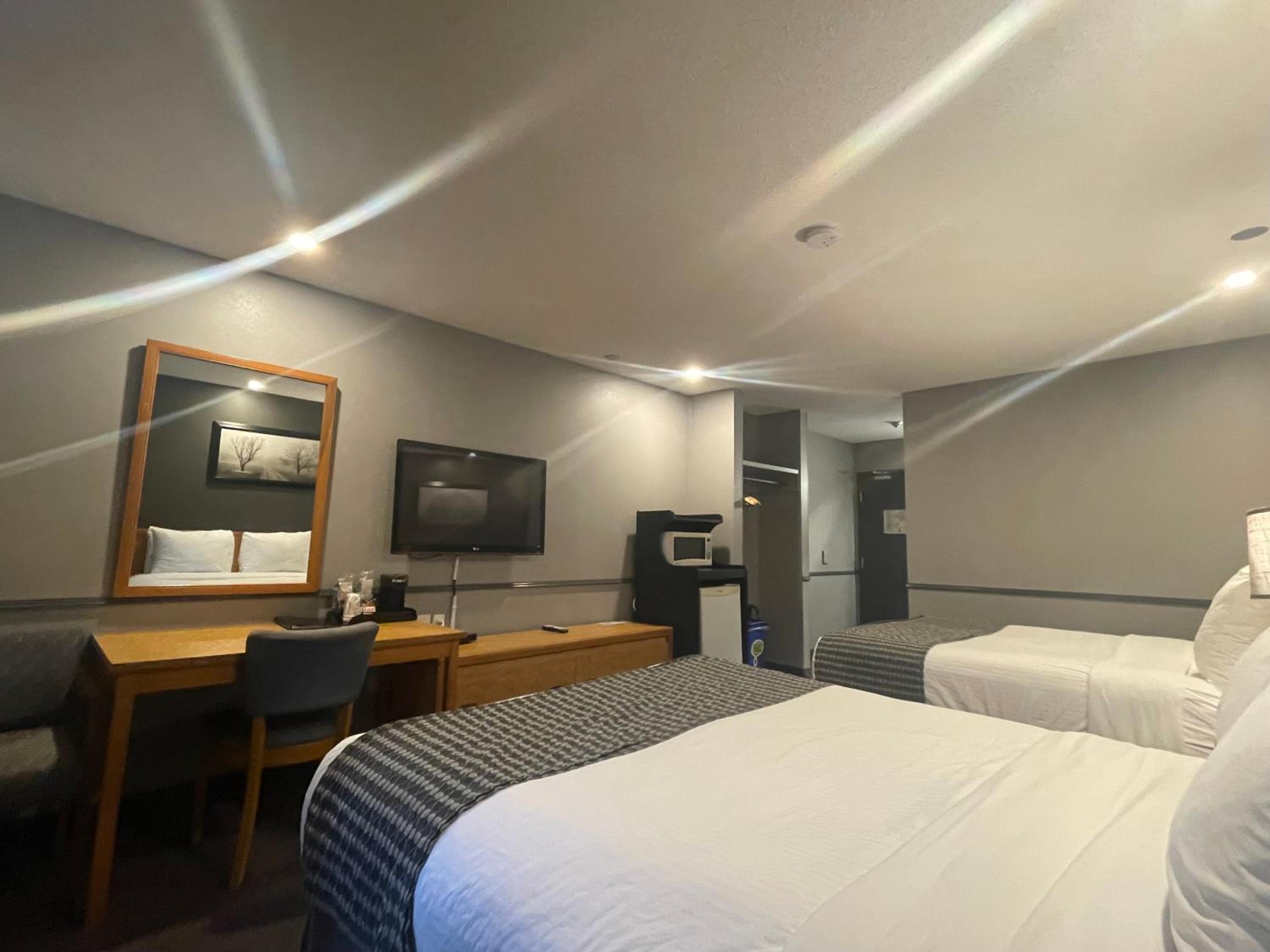 Queen Room with Two Queen Beds - Non-Smoking photo 2