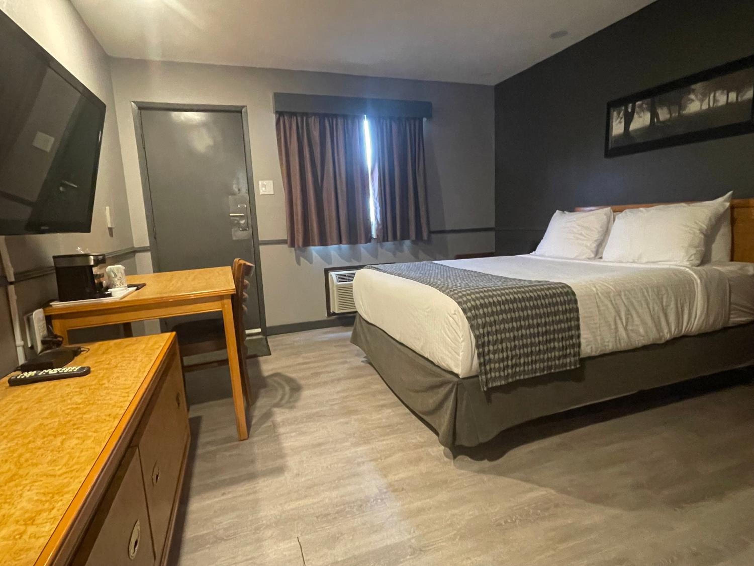 Queen Room with Two Queen Beds - Exterior Entrance/Non-Smoking photo 3
