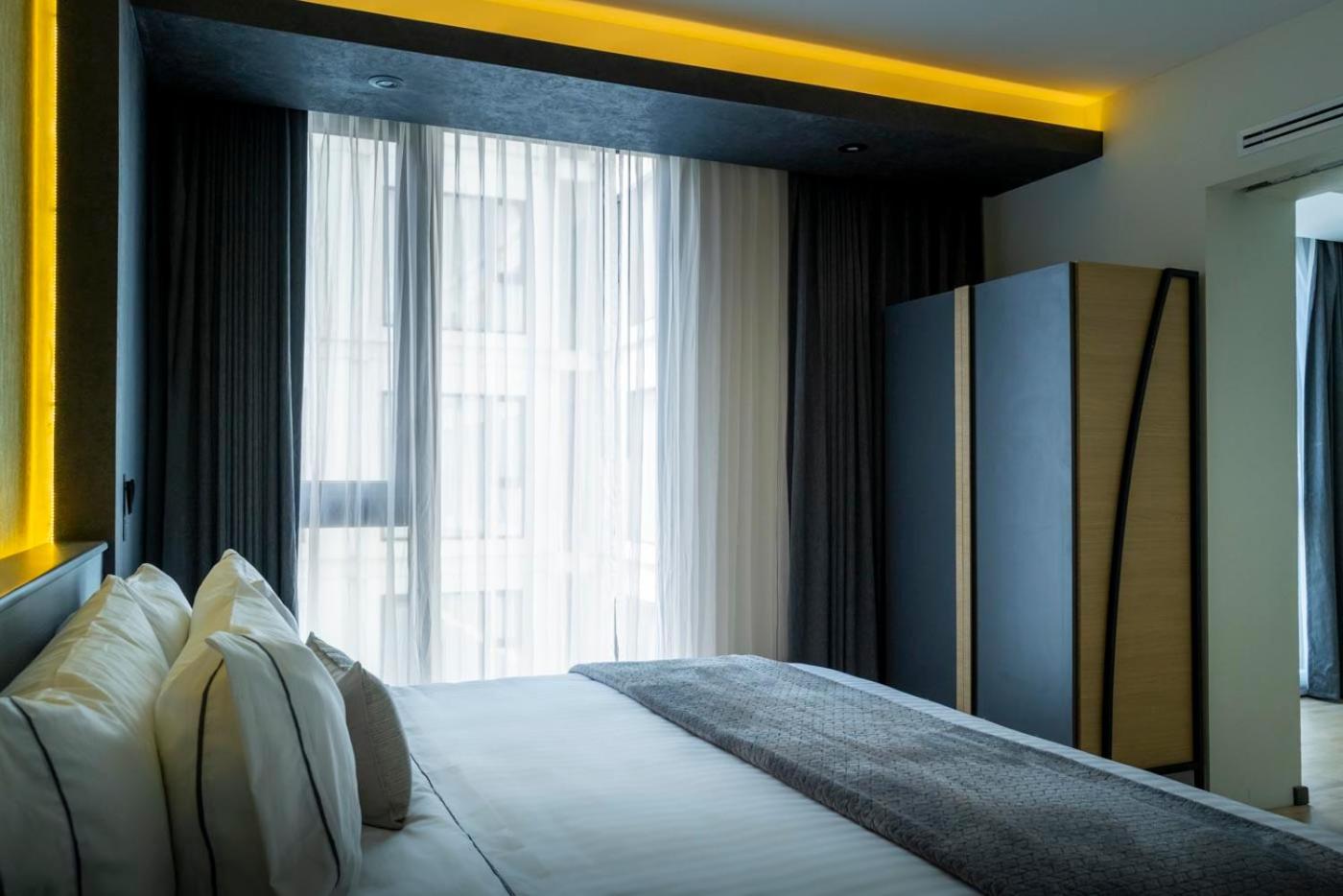 Deluxe King Suite - Photo 3