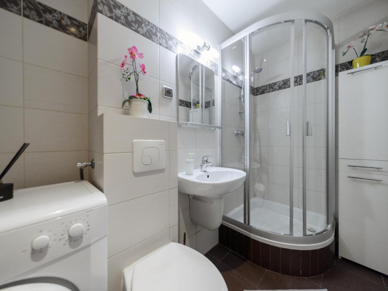 Studio Apartment - Photo 8