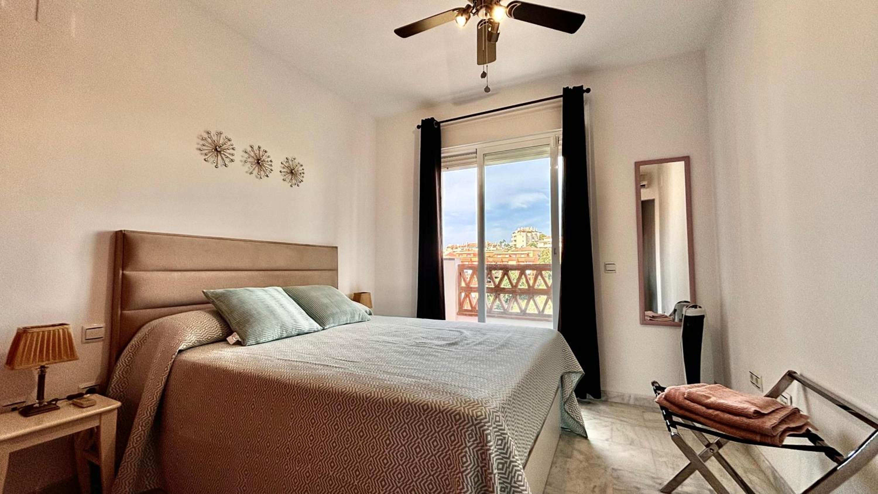Apartamento de dos habitaciones con terraza y vista al mar