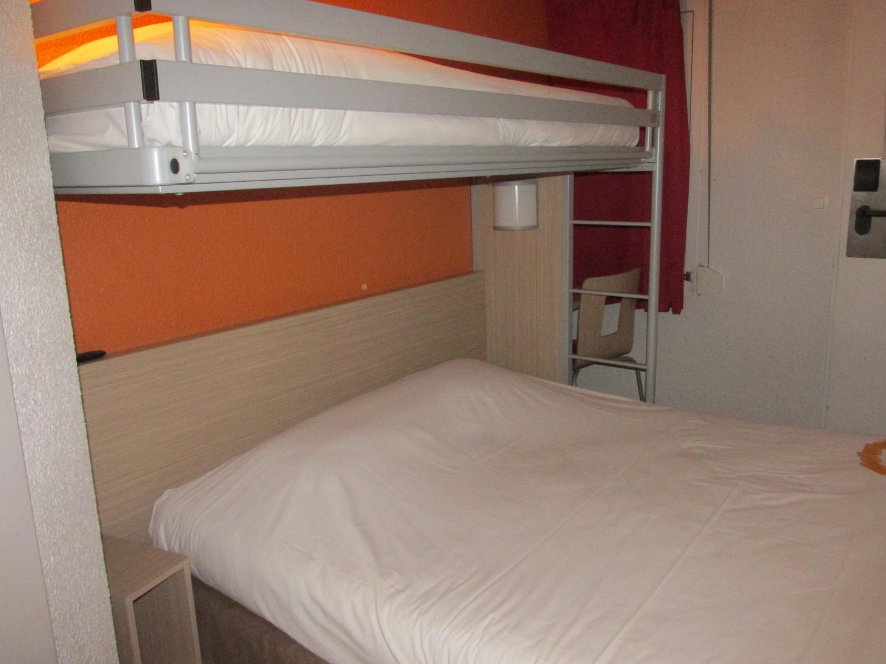 Triple Room (1 Double Bed + 1 Single Bed) - Photo 4