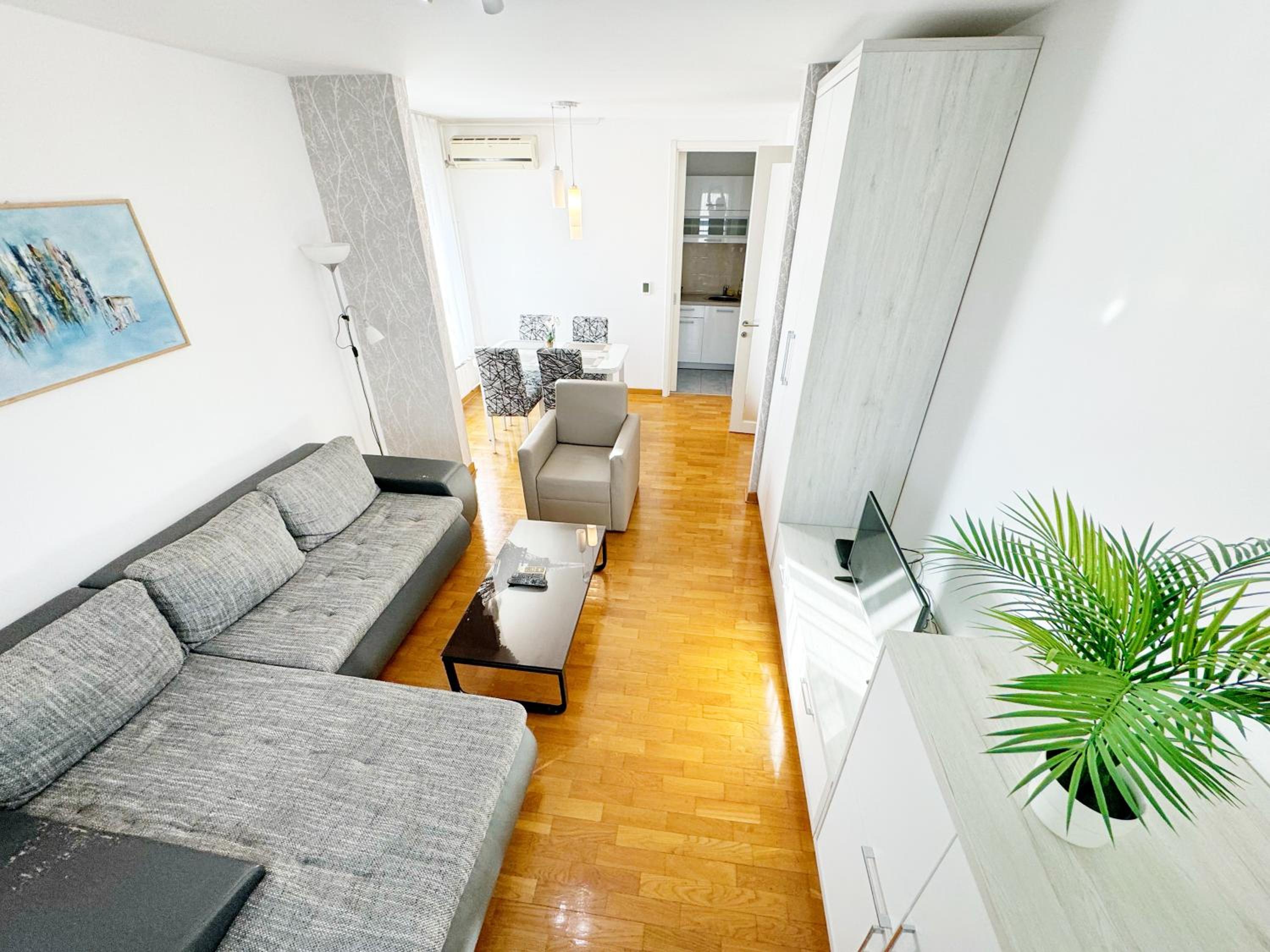 One-Bedroom Apartment photo 1