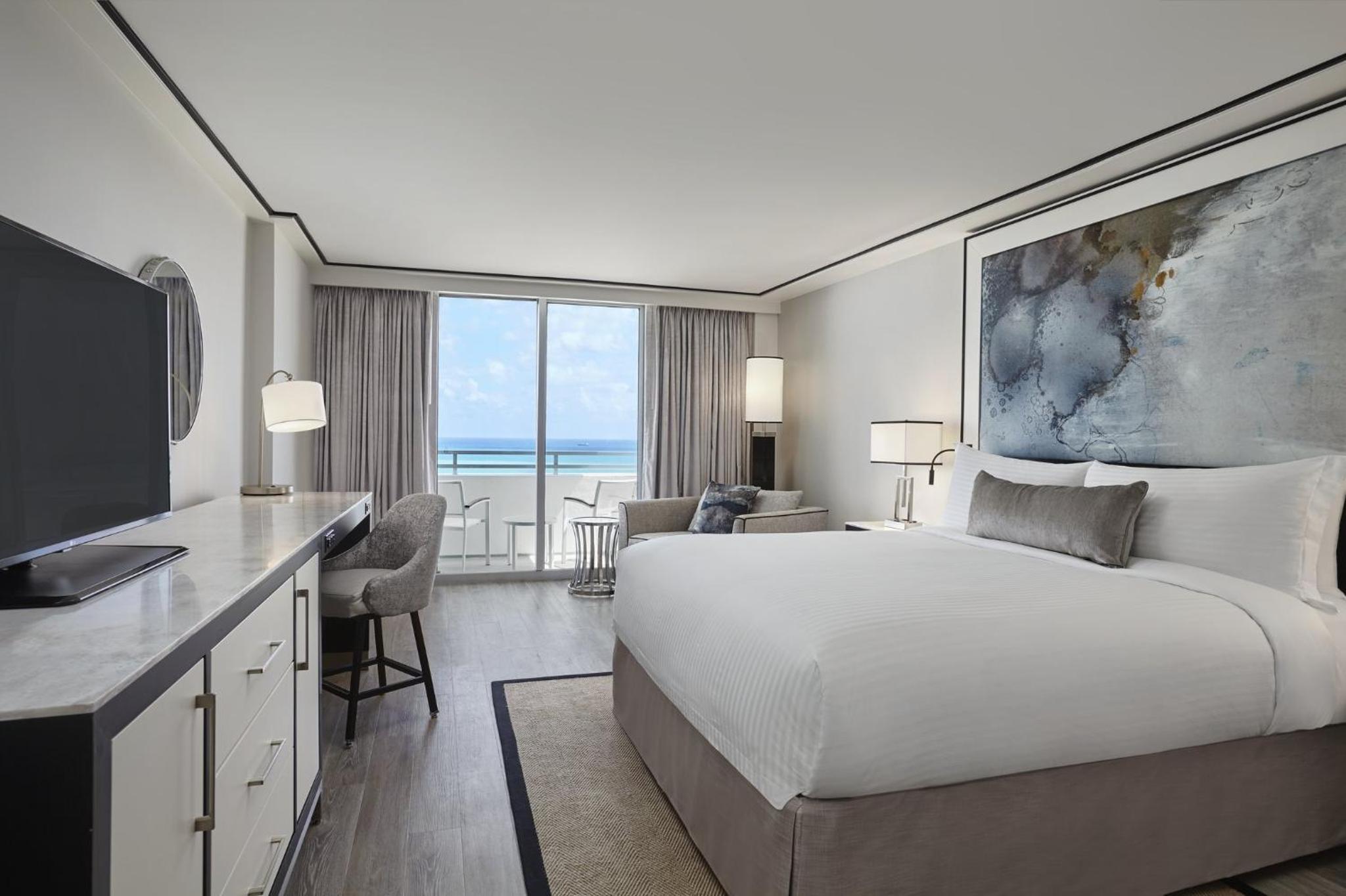 King Room with One King Bed and Balcony (Non Smoking) thumbnail 5