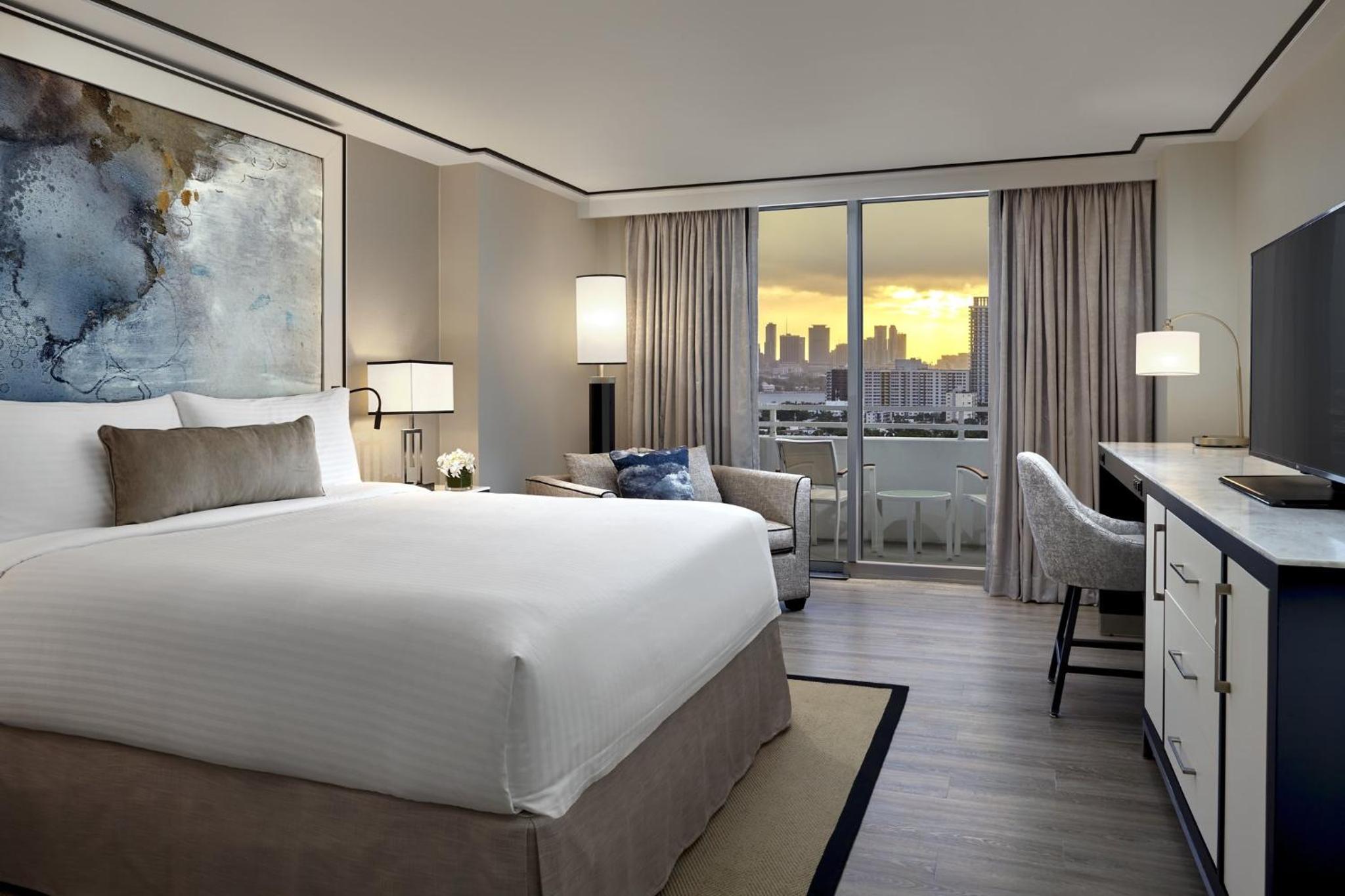 King Room with One King Bed (Non Smoking) (Accessible)