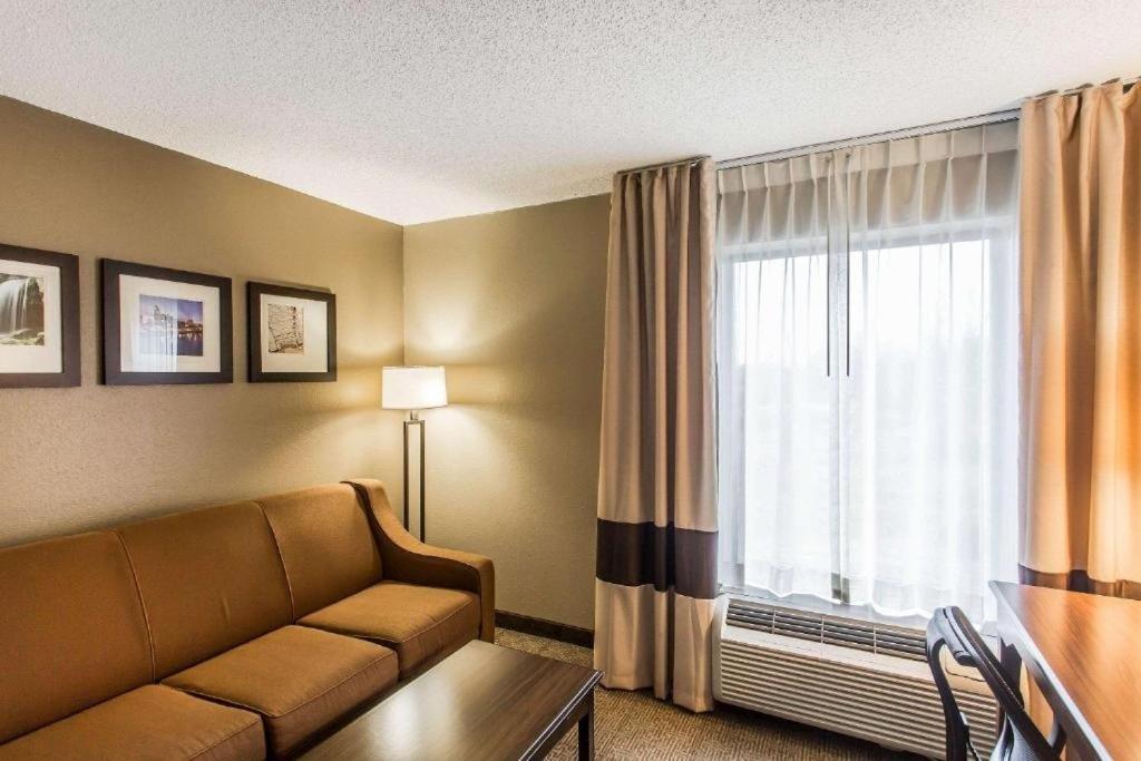 Queen Suite with Two Queen Beds - Non-Smoking - Photo 2