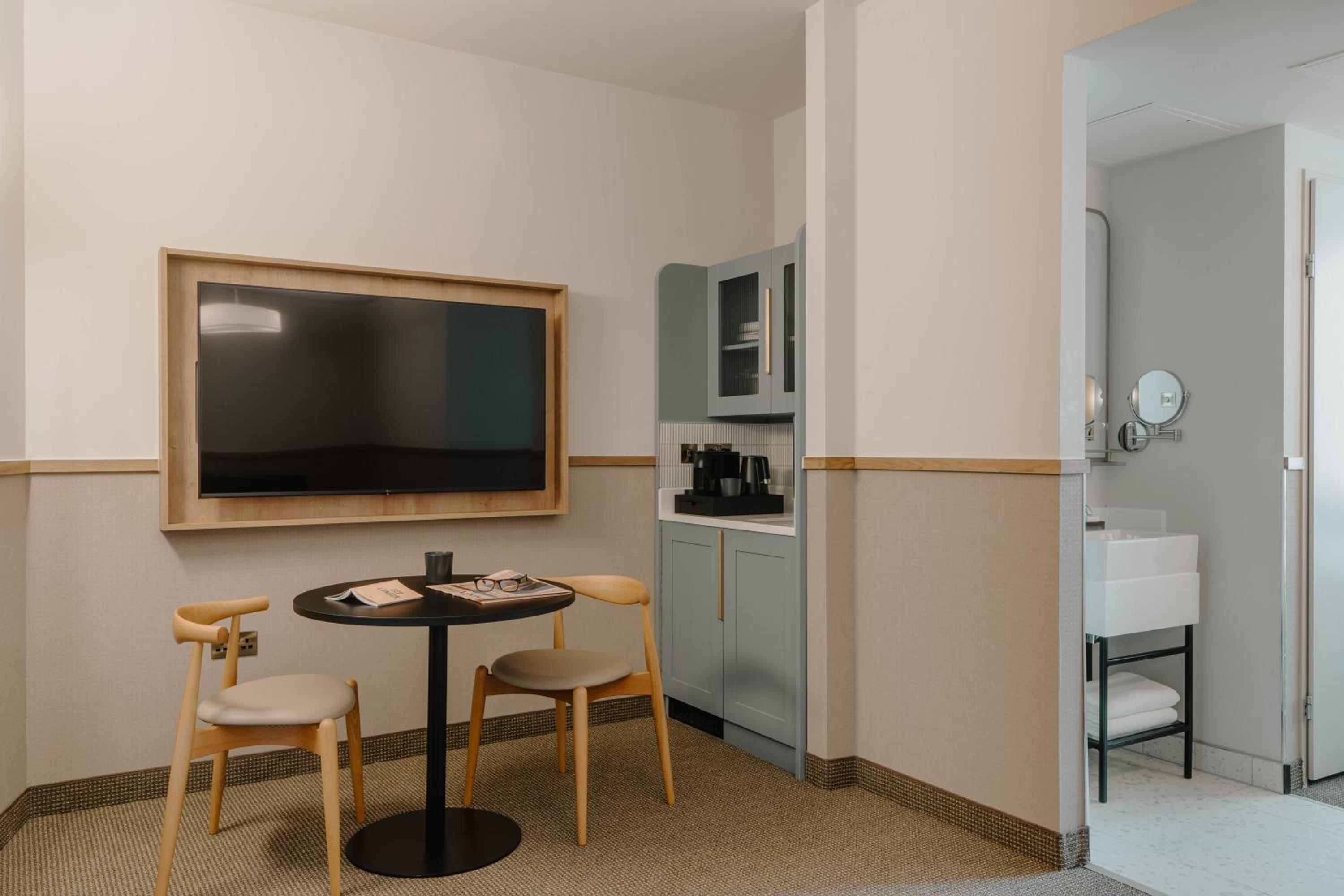One Room Suite with Kitchenette thumbnail 6