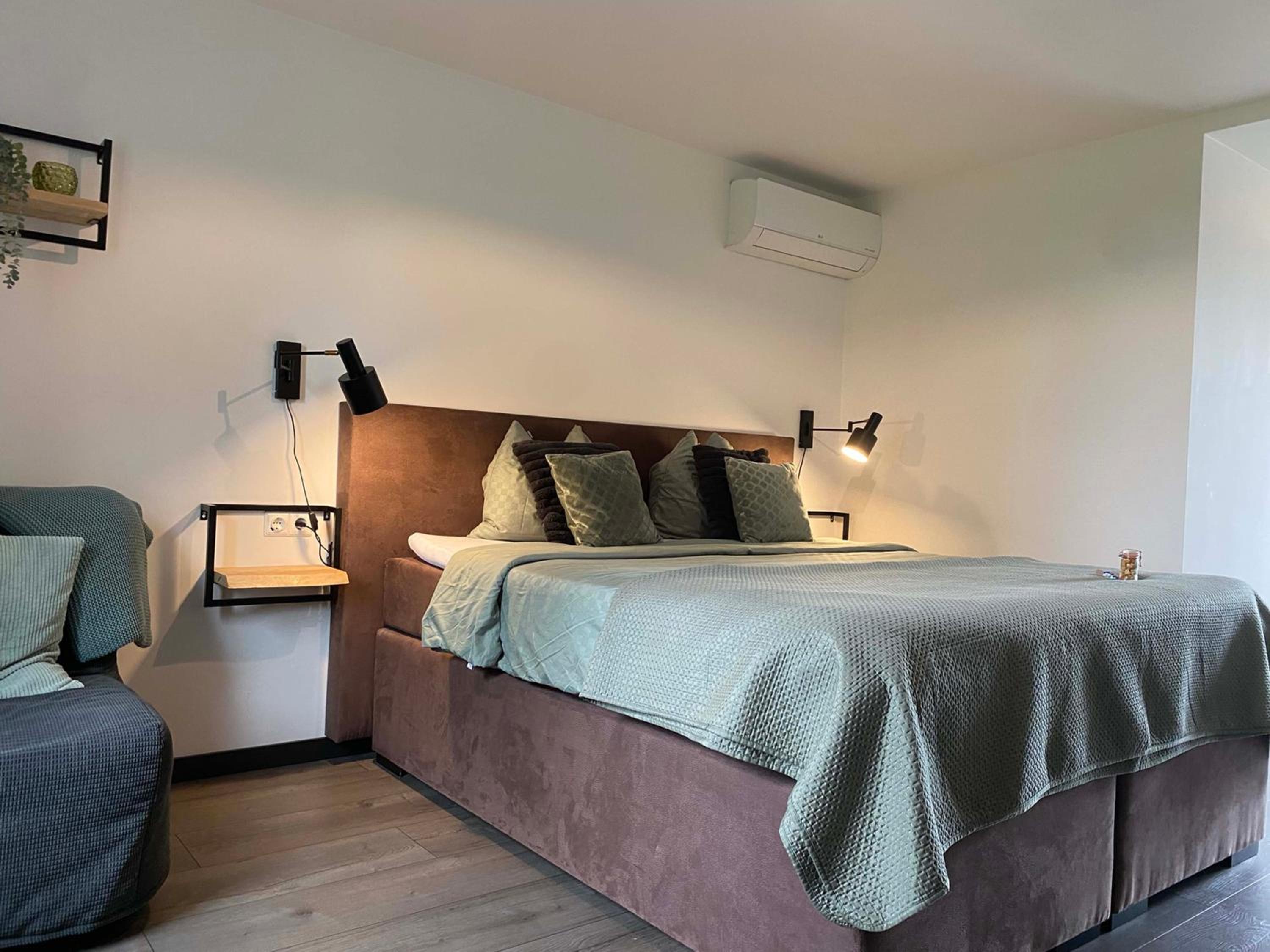 Deluxe Room - Photo 17