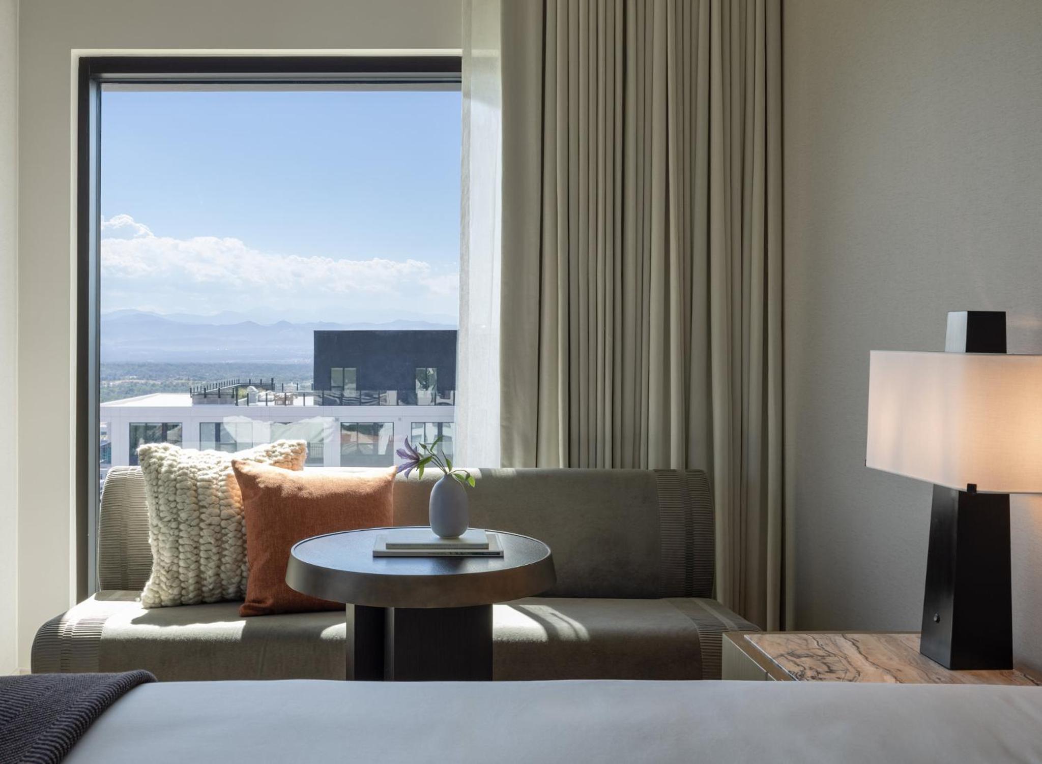 Premium King Corner Room with Mountain View - Photo 8